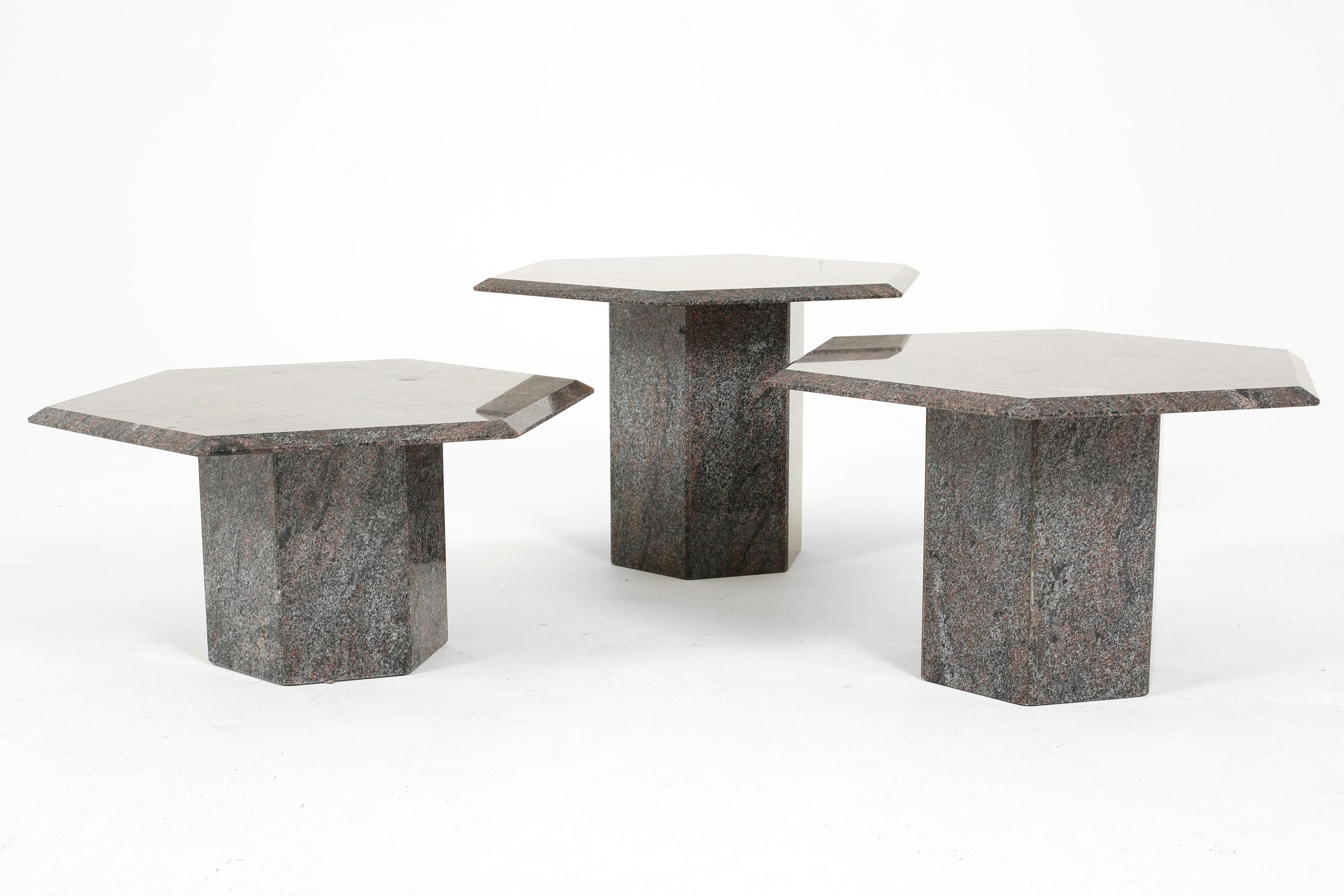 Tables d'appoint hexagonales françaises des années 1970 en marbre et granit en vente 2