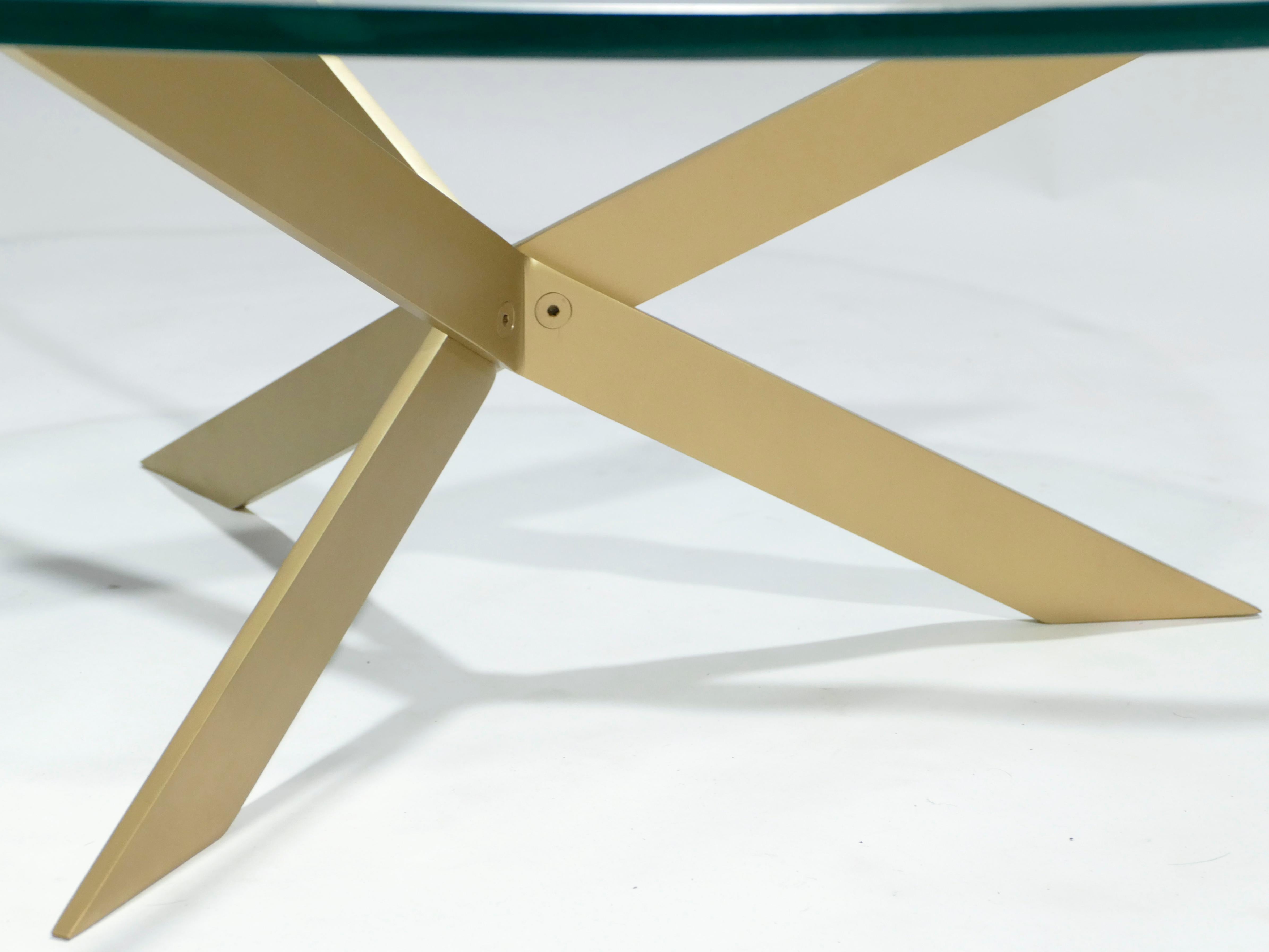 Table basse à plateau en verre en laiton de style Hollywood Regency:: 1970 4