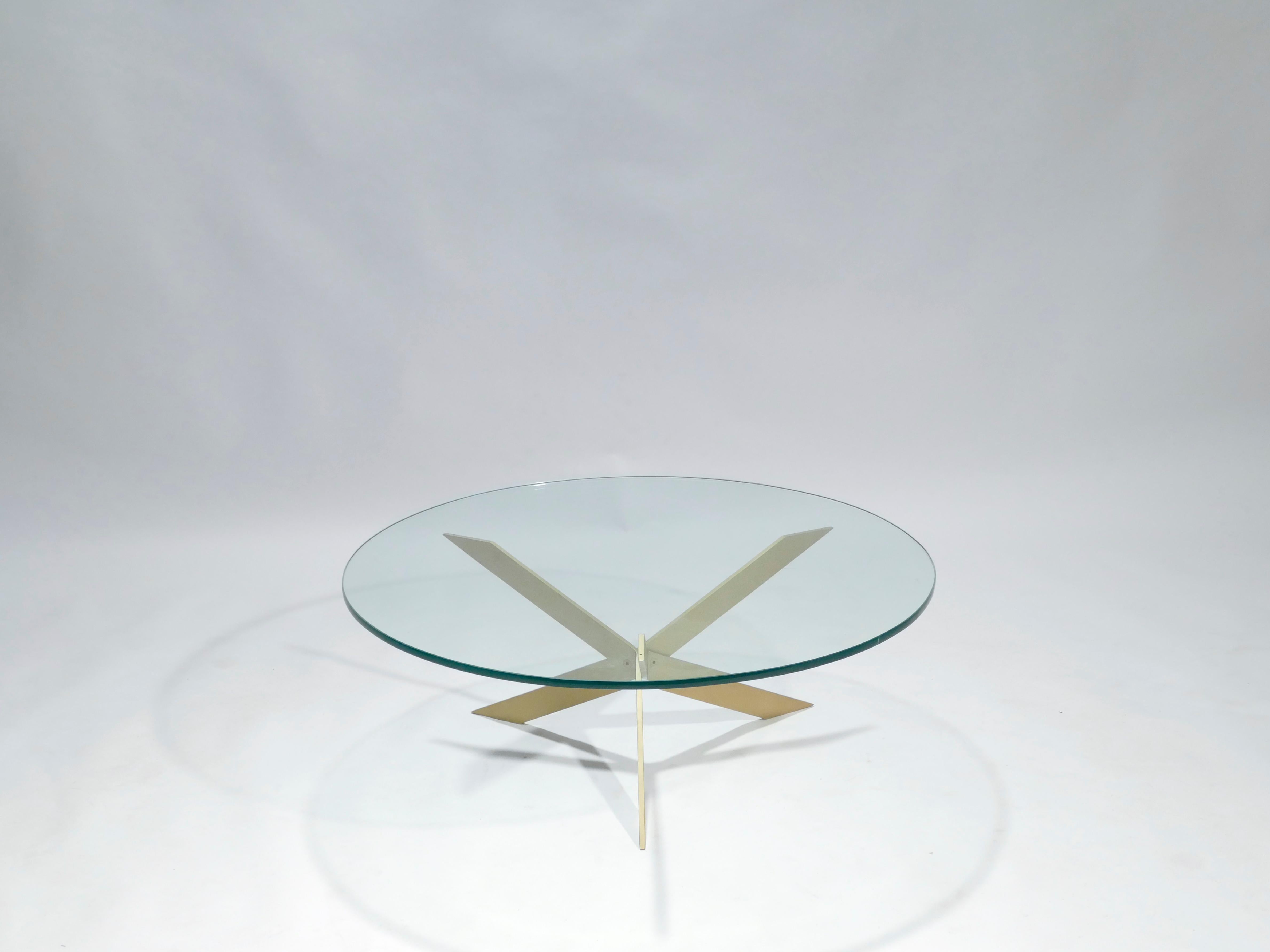Français Table basse à plateau en verre en laiton de style Hollywood Regency:: 1970