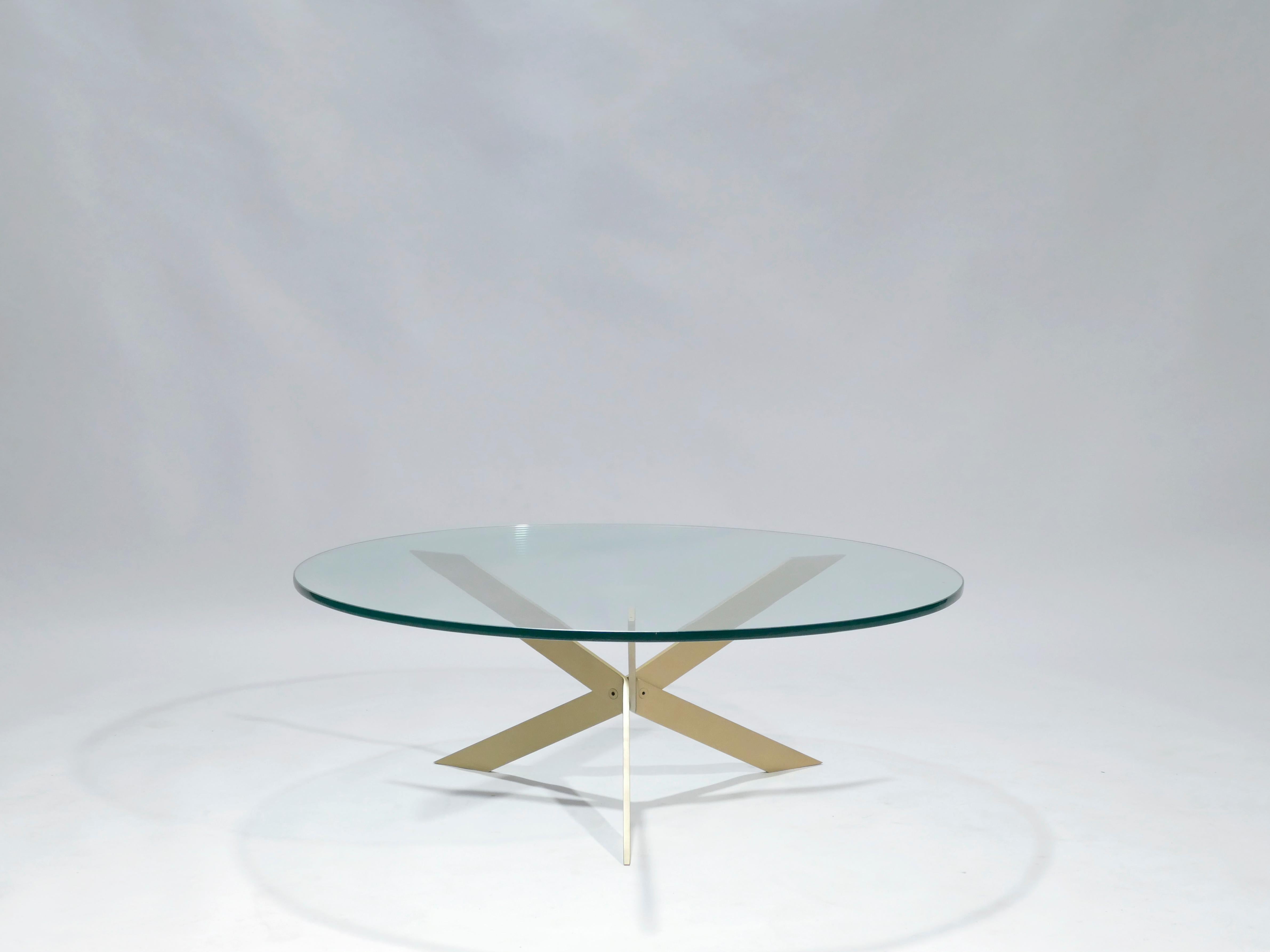 Fin du 20e siècle Table basse à plateau en verre en laiton de style Hollywood Regency:: 1970