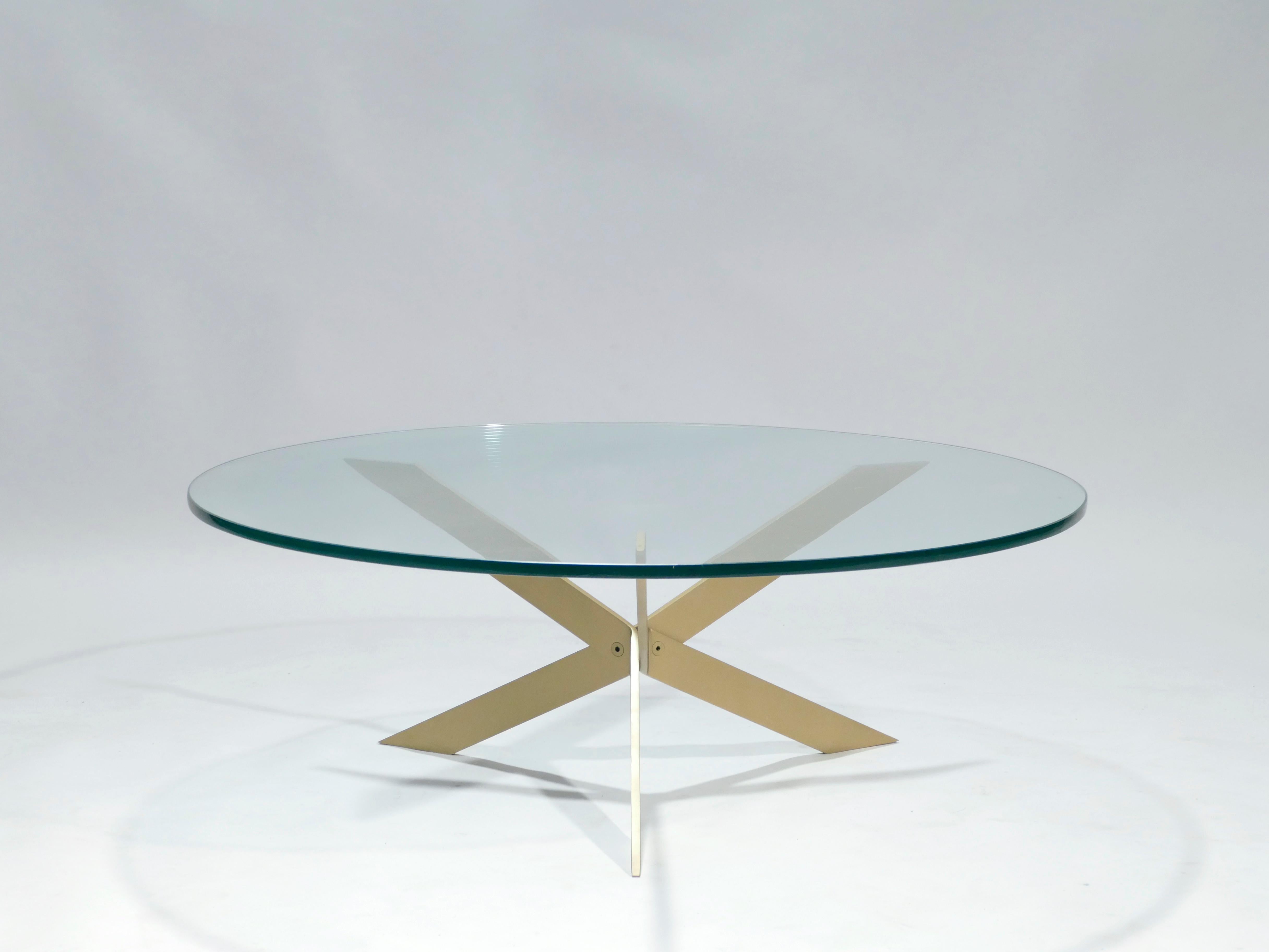 Laiton Table basse à plateau en verre en laiton de style Hollywood Regency:: 1970