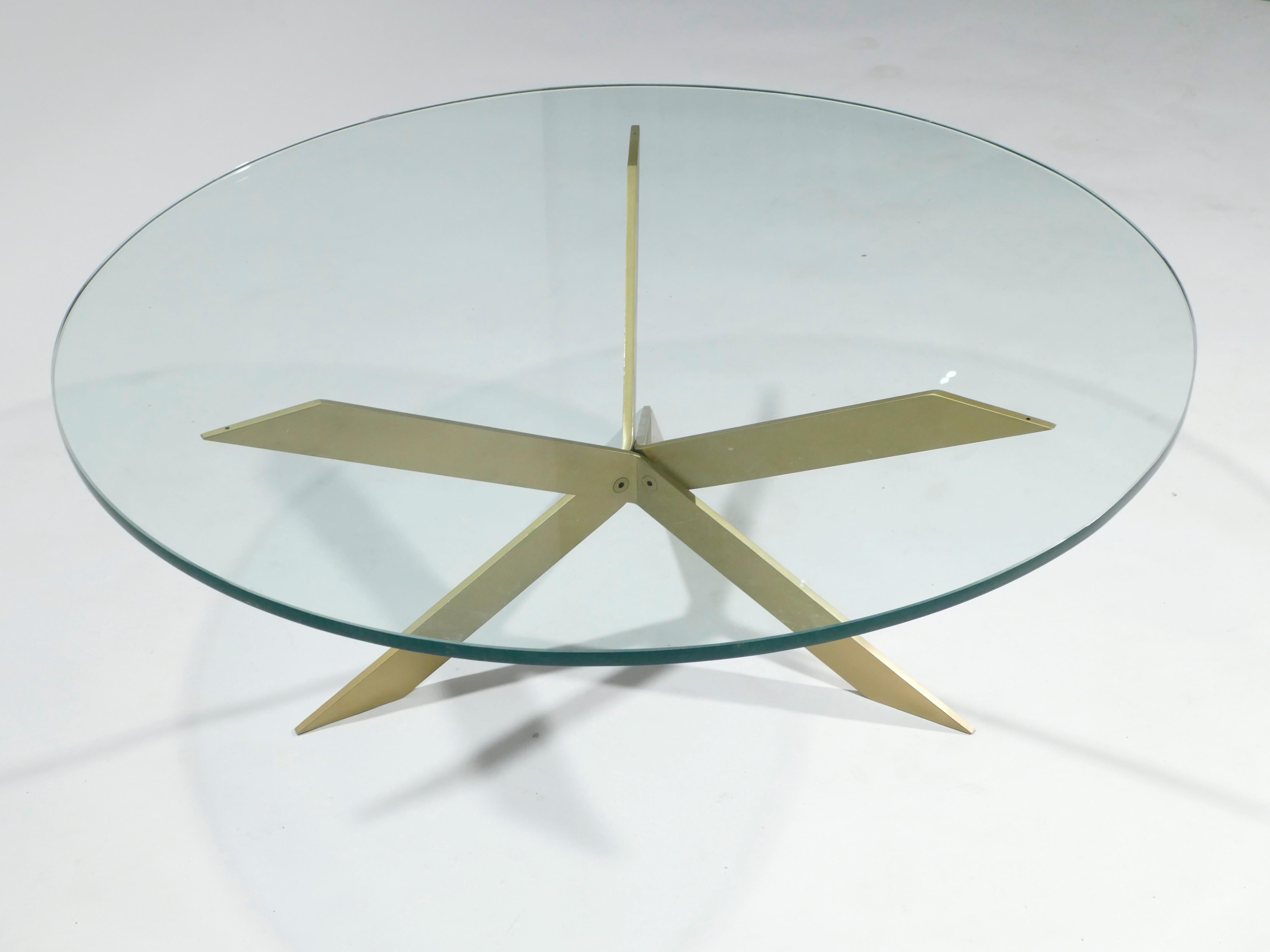 Table basse à plateau en verre en laiton de style Hollywood Regency:: 1970 1