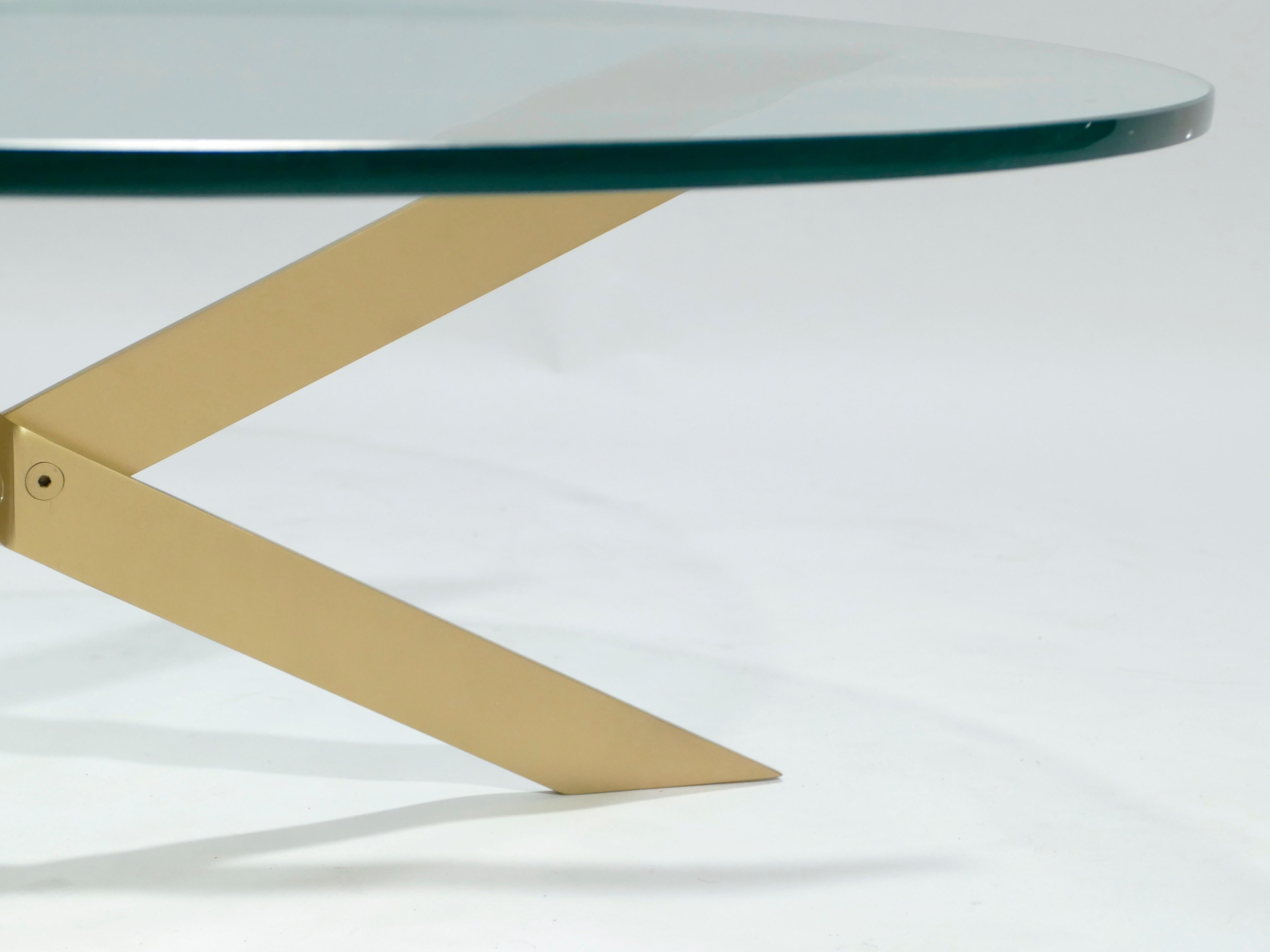 Table basse à plateau en verre en laiton de style Hollywood Regency:: 1970 2