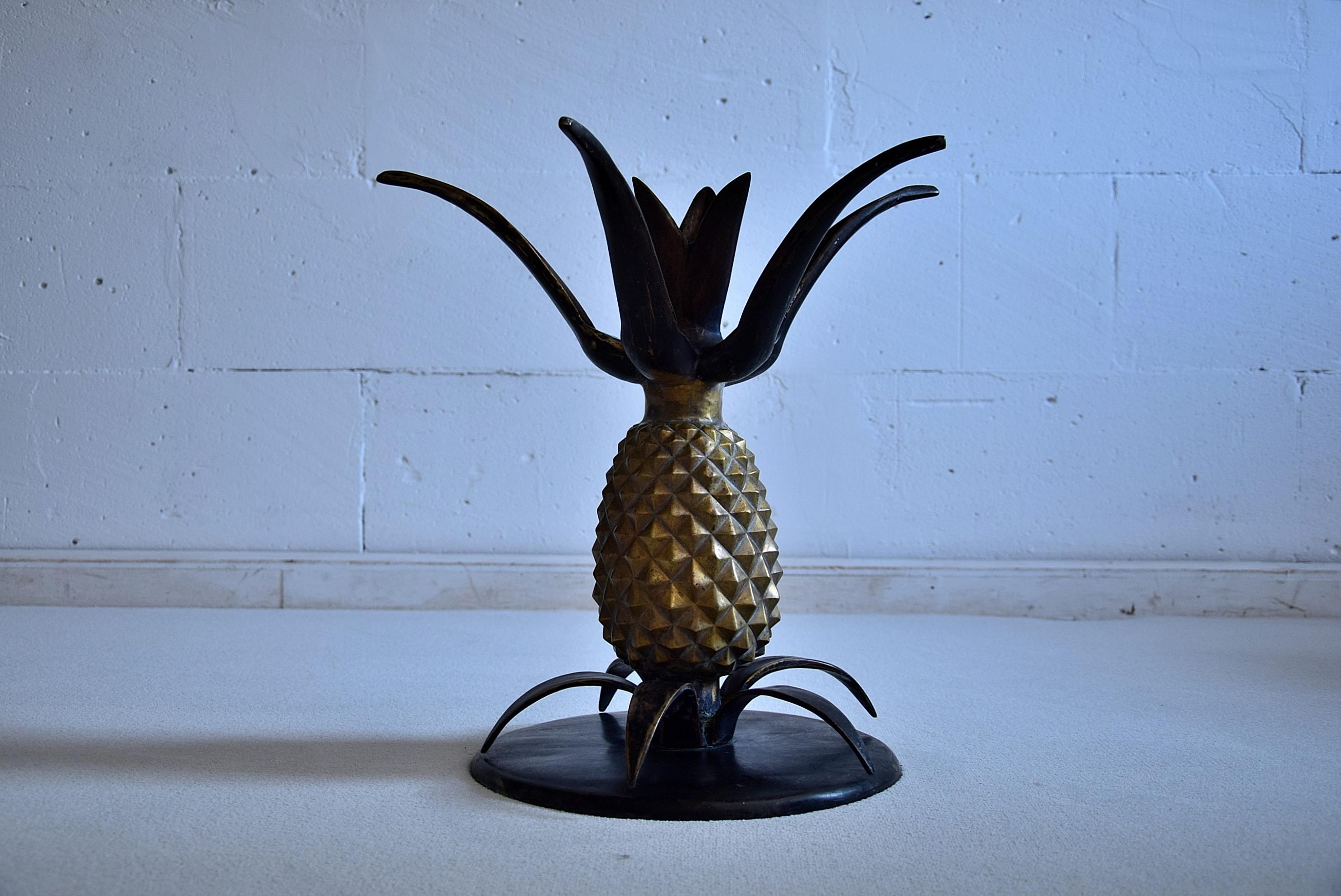 Brass pineapple Hollywood Regency French side table. A very stylish and decorative piece from the 1970s which will look great in just about any ambience.

The table will be shipped overseas in a custom made wooden crate. Cost of transport to the
