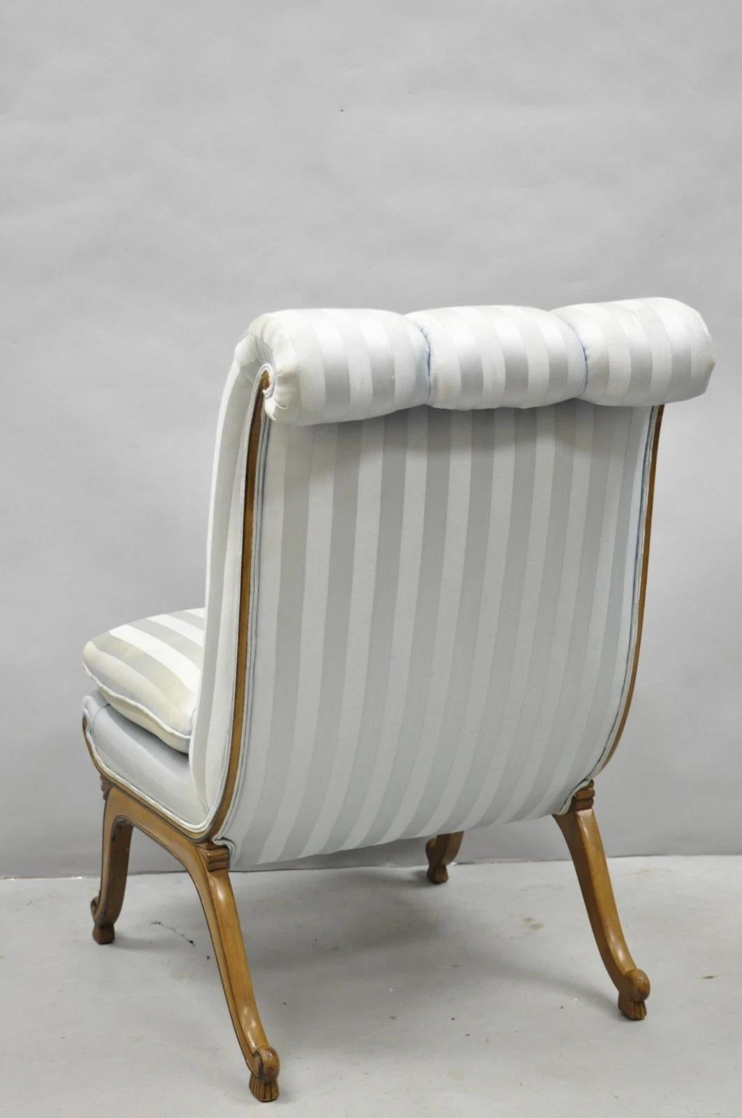 Sedia da salotto francese Hollywood Regency in noce intagliato con schienale arrotolato - una coppia in vendita 5