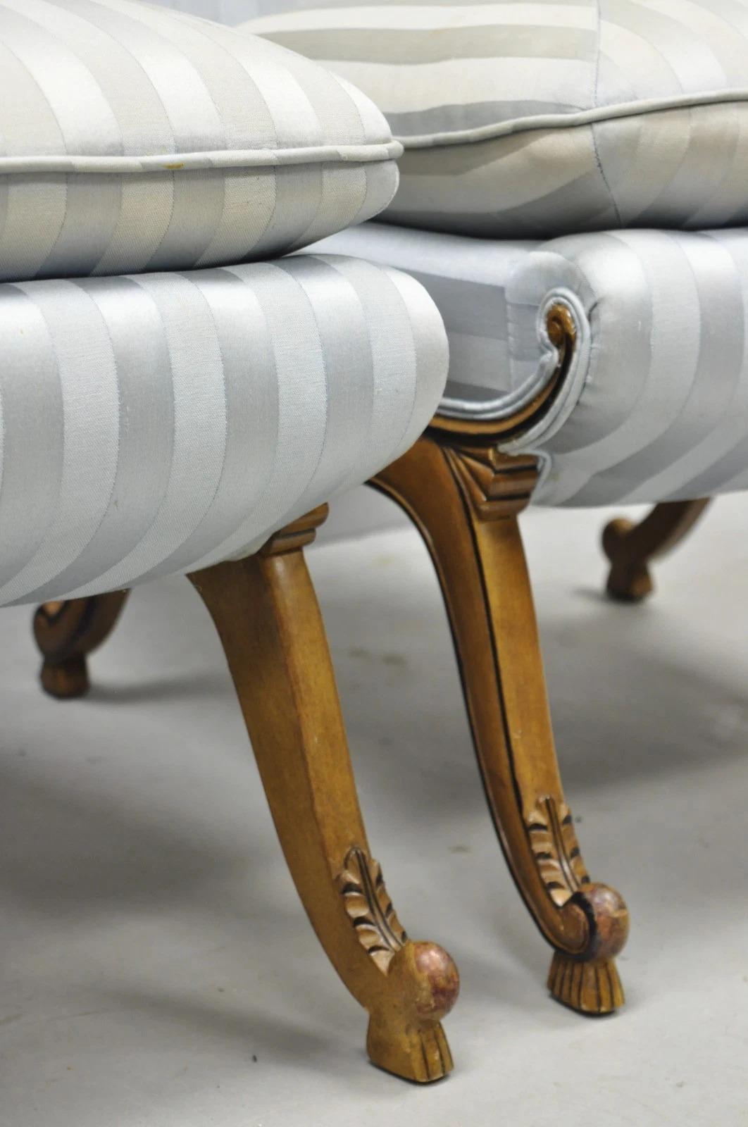 Sedia da salotto francese Hollywood Regency in noce intagliato con schienale arrotolato - una coppia in vendita 6