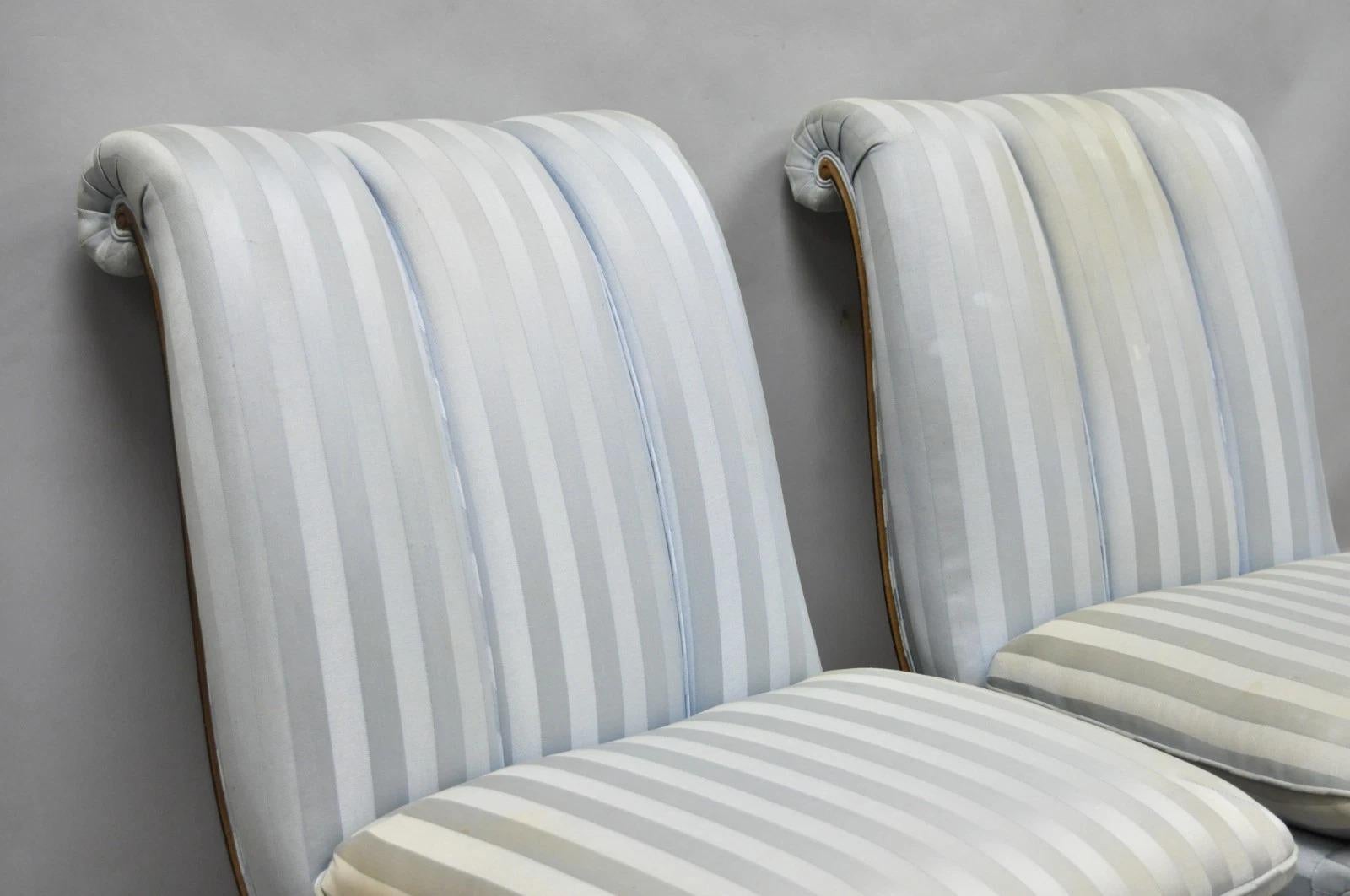 Sedia da salotto francese Hollywood Regency in noce intagliato con schienale arrotolato - una coppia in vendita 8