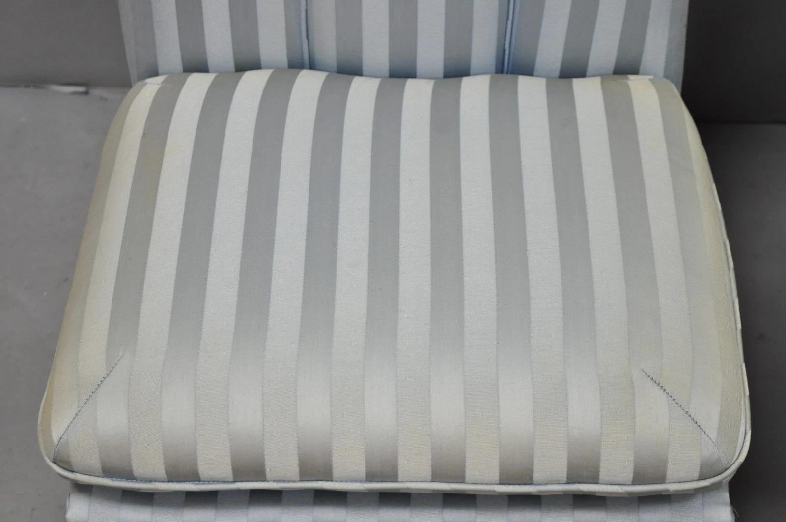 Sedia da salotto francese Hollywood Regency in noce intagliato con schienale arrotolato - una coppia in vendita 9