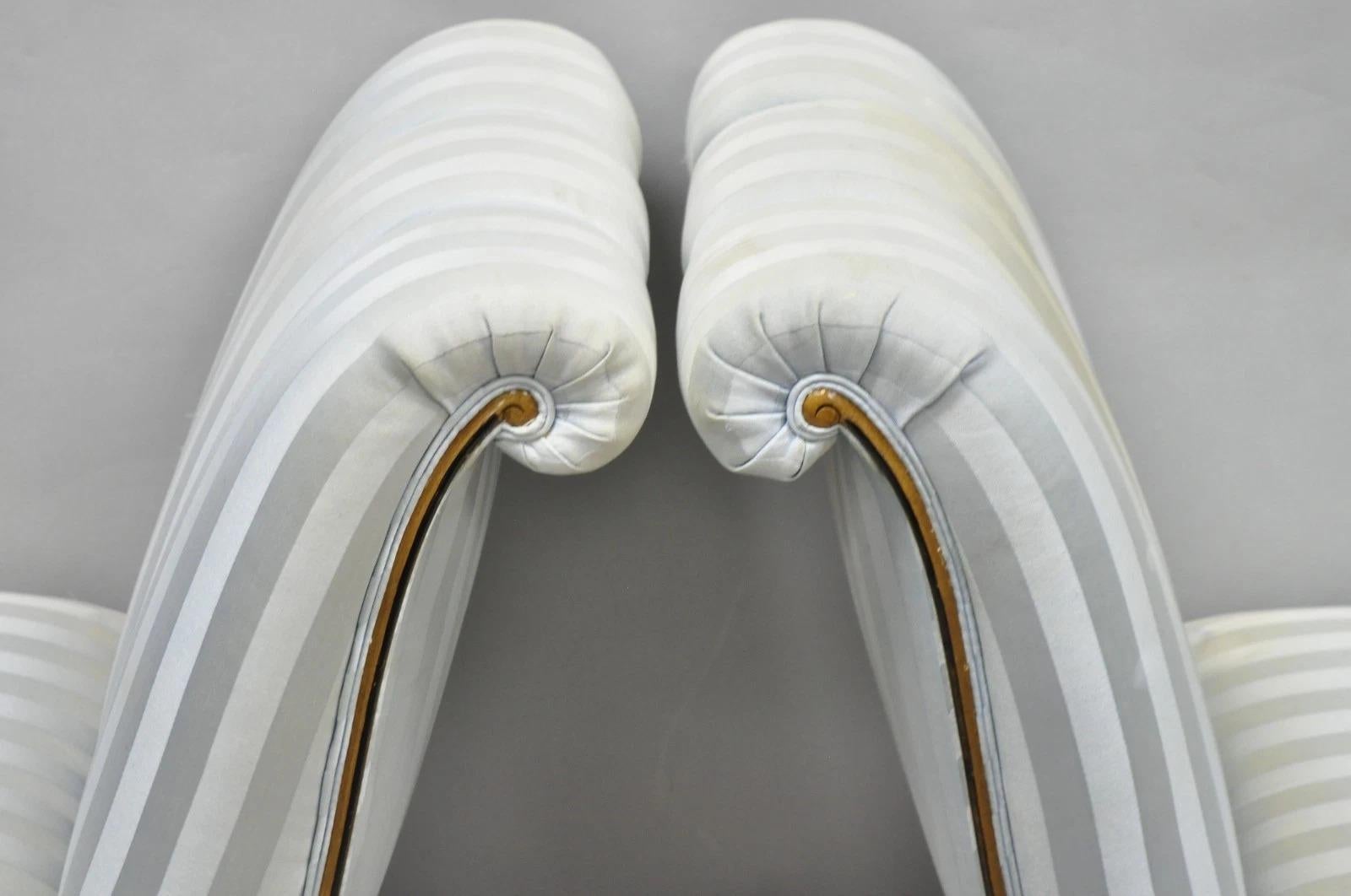 Sedia da salotto francese Hollywood Regency in noce intagliato con schienale arrotolato - una coppia in vendita 10