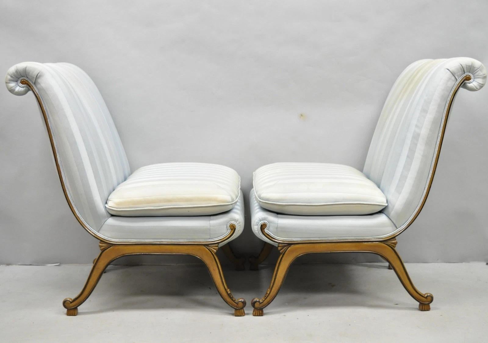 Sedia da salotto francese Hollywood Regency in noce intagliato con schienale arrotolato - una coppia in vendita 11