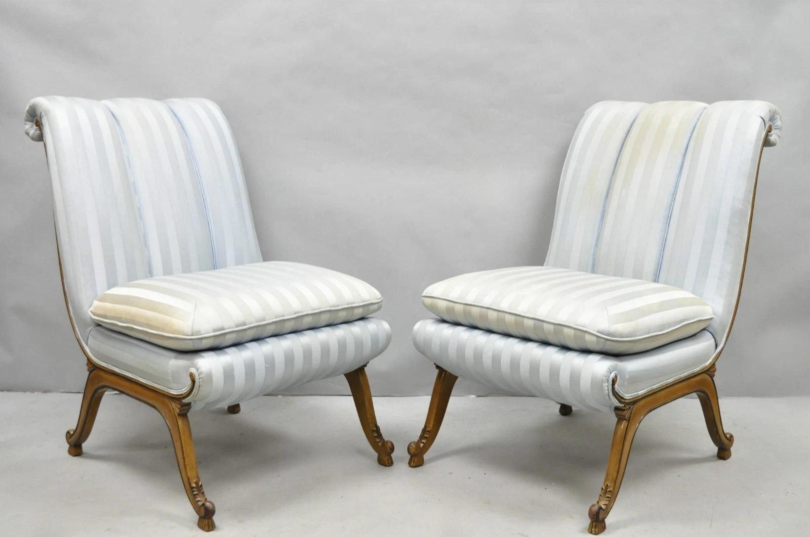 Sedia da salotto francese Hollywood Regency in noce intagliato con schienale arrotolato - una coppia in vendita 12