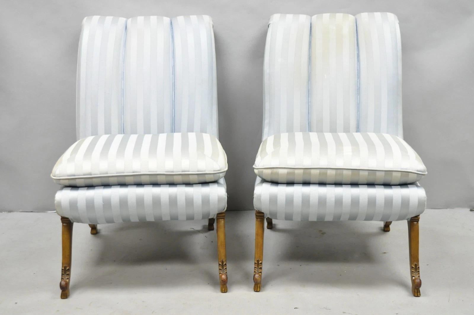 Sedia da salotto francese Hollywood Regency in noce intagliato con schienale arrotolato - una coppia In condizioni buone in vendita a Philadelphia, PA