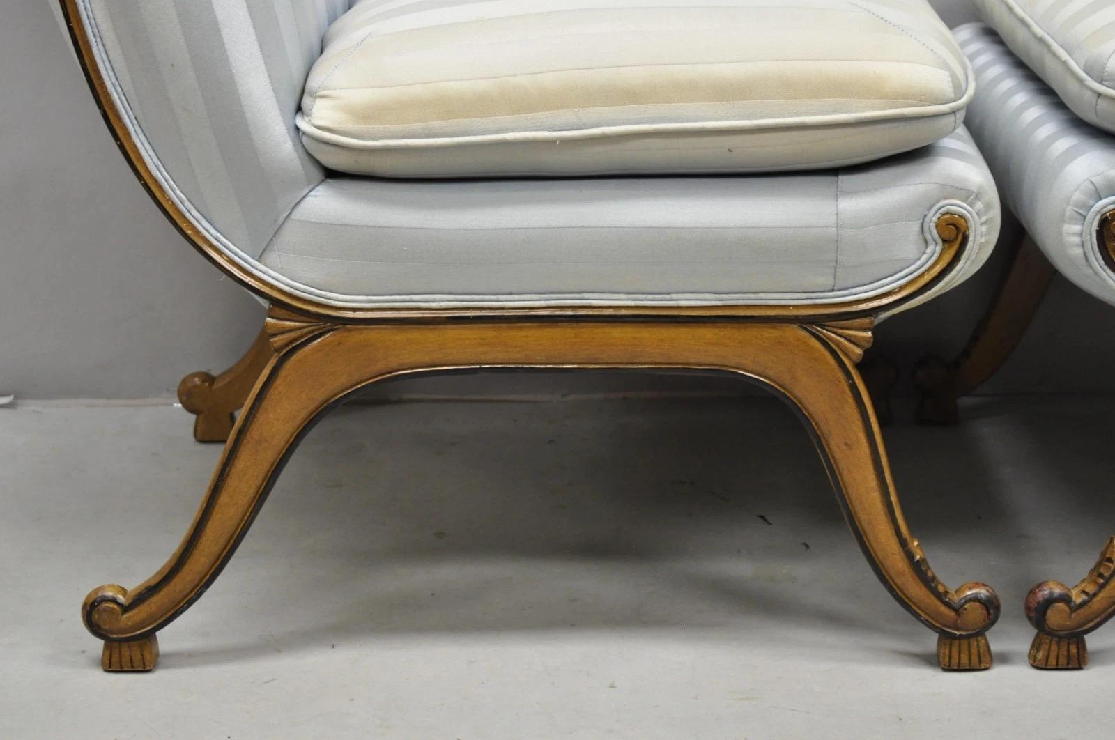 XX secolo Sedia da salotto francese Hollywood Regency in noce intagliato con schienale arrotolato - una coppia in vendita