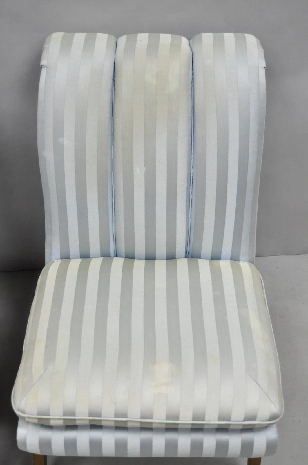 Legno Sedia da salotto francese Hollywood Regency in noce intagliato con schienale arrotolato - una coppia in vendita