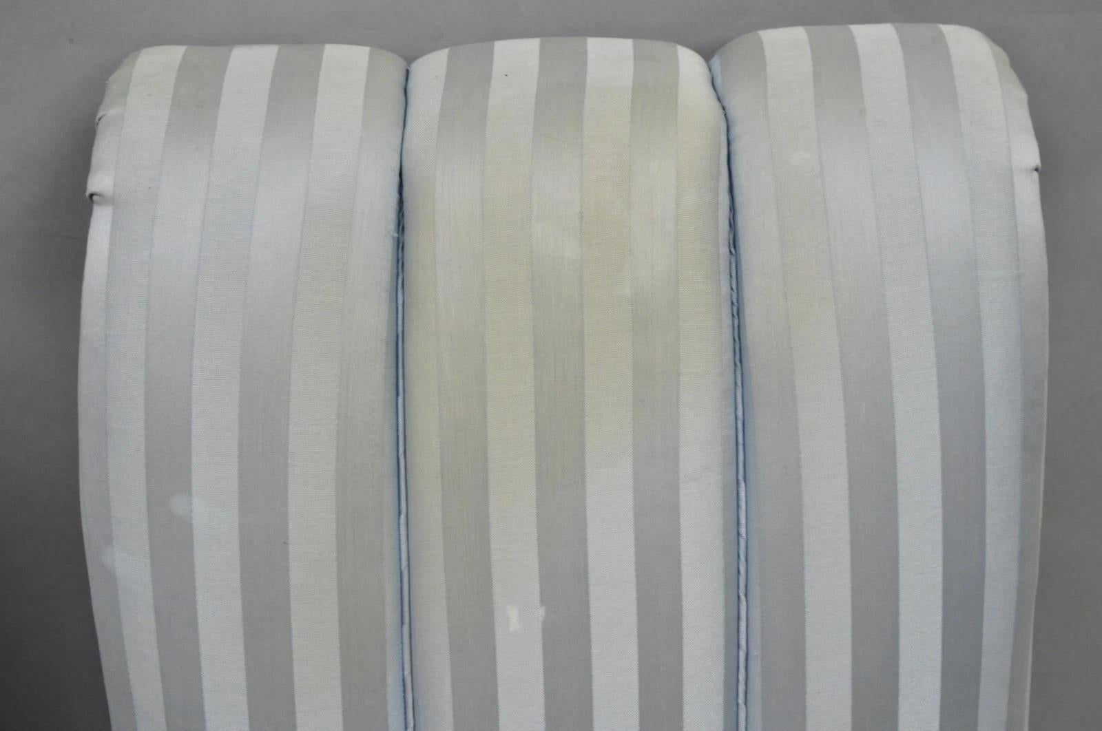 Sedia da salotto francese Hollywood Regency in noce intagliato con schienale arrotolato - una coppia in vendita 1