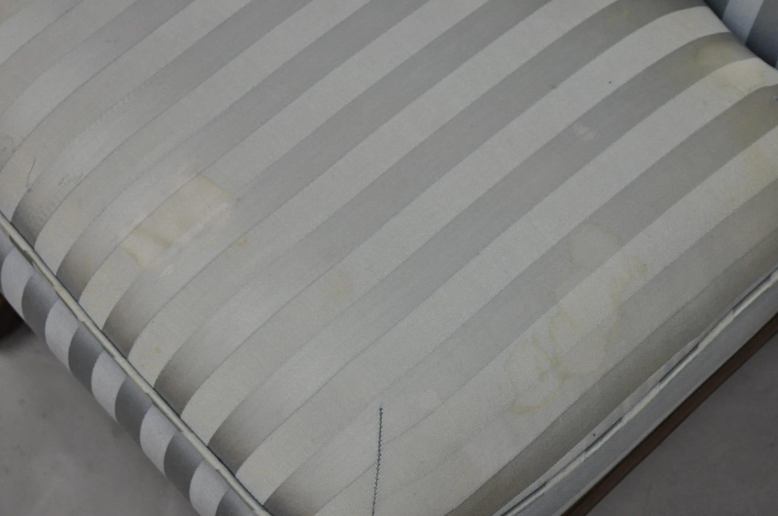 Sedia da salotto francese Hollywood Regency in noce intagliato con schienale arrotolato - una coppia in vendita 2