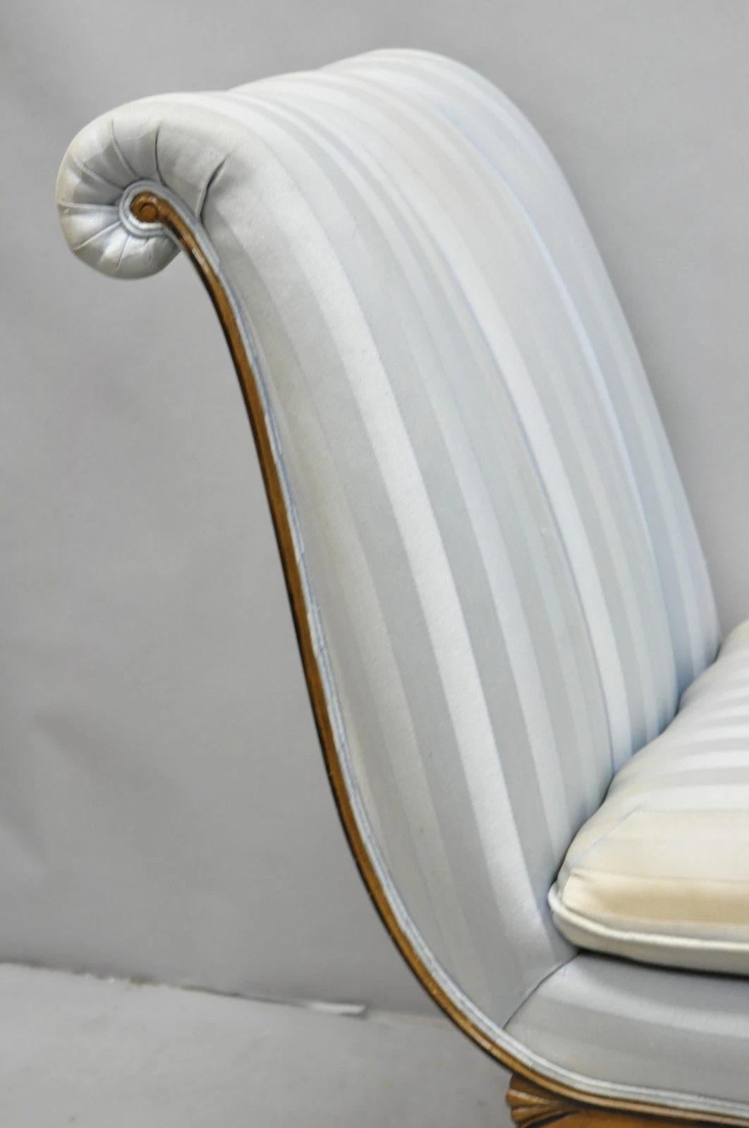 Sedia da salotto francese Hollywood Regency in noce intagliato con schienale arrotolato - una coppia in vendita 3