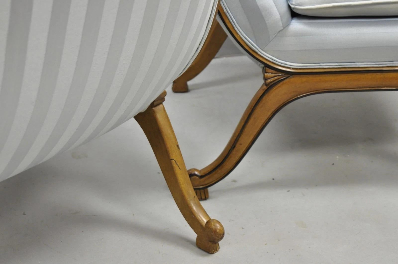 Sedia da salotto francese Hollywood Regency in noce intagliato con schienale arrotolato - una coppia in vendita 4