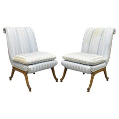 Sedia da salotto francese Hollywood Regency in noce intagliato con schienale arrotolato - una coppia