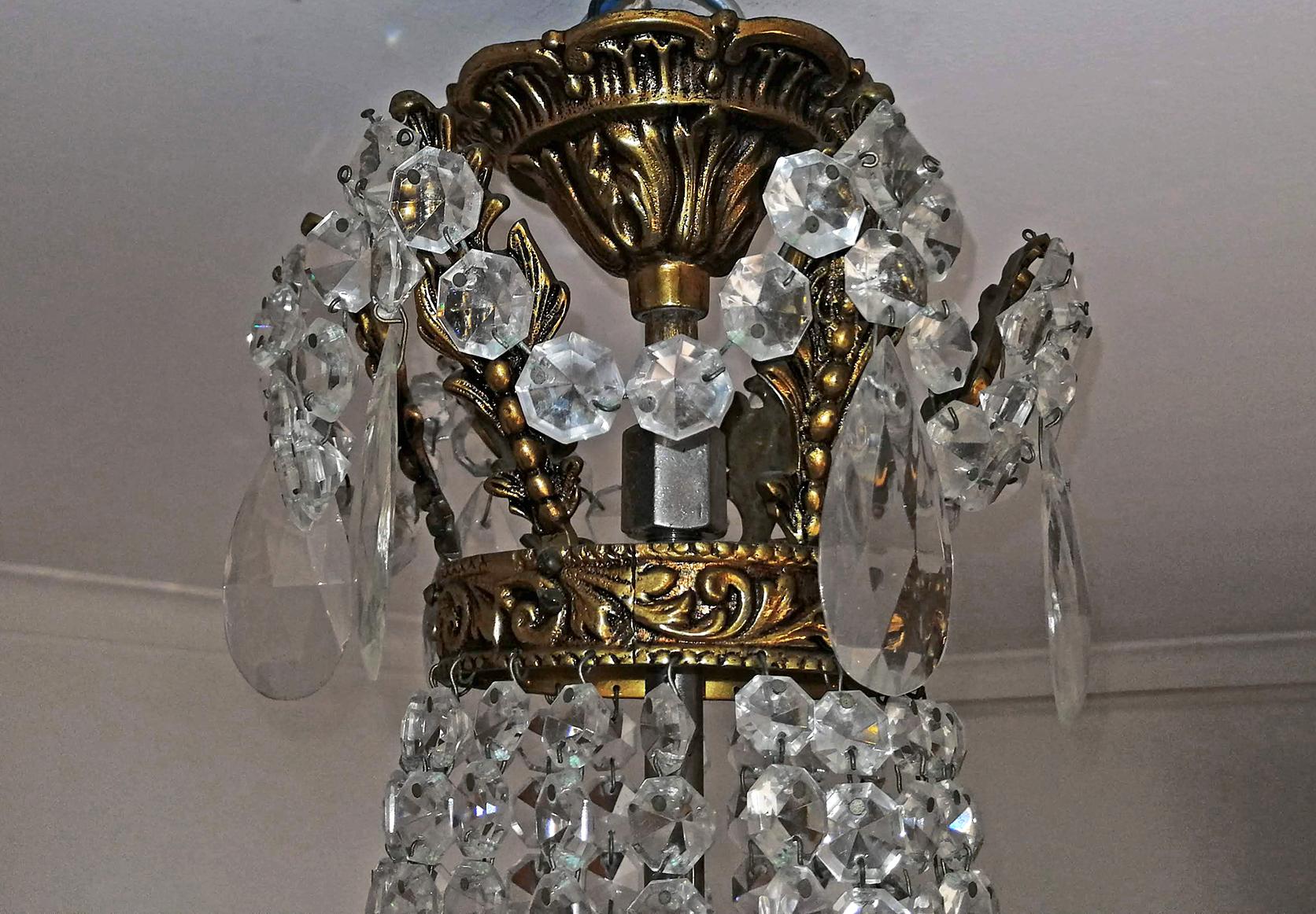 Französischer Hollywood Regency Empire-Kronleuchter mit 12 Lichtern aus vergoldeter Bronze und Kristallgirlanden im Angebot 5