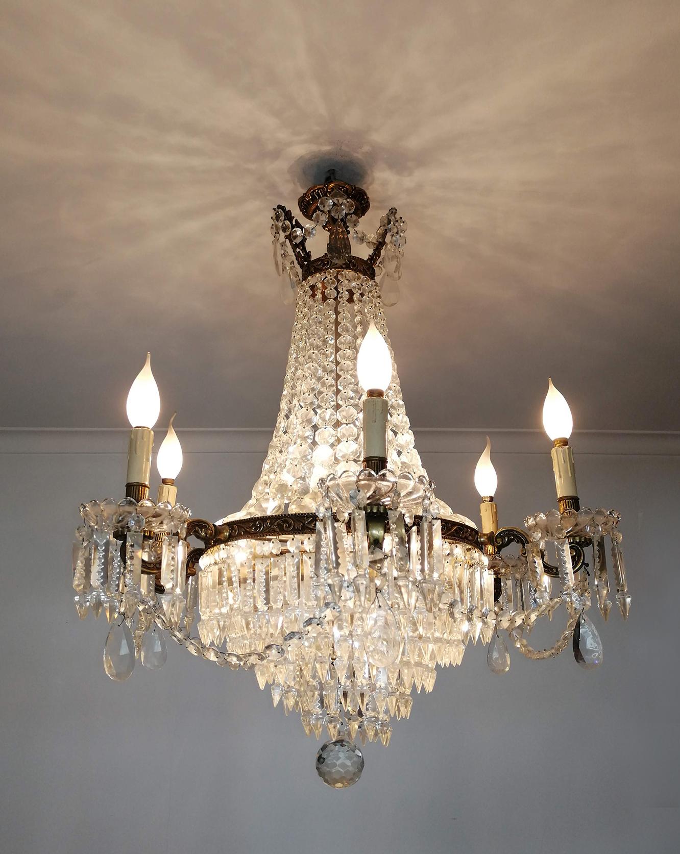 20th Century French Hollywood Regency Empire Gilt Bronze Crystal Garlands 12-Light Chandelier For Sale