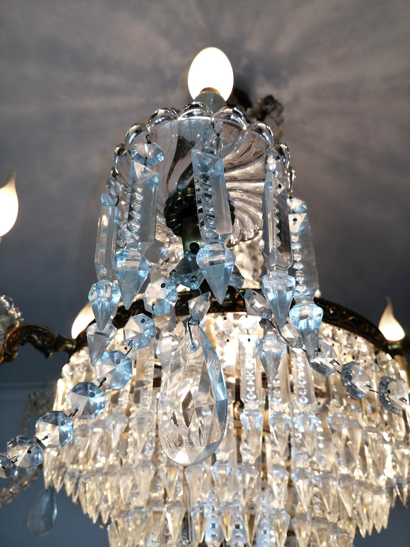 Französischer Hollywood Regency Empire-Kronleuchter mit 12 Lichtern aus vergoldeter Bronze und Kristallgirlanden im Angebot 3