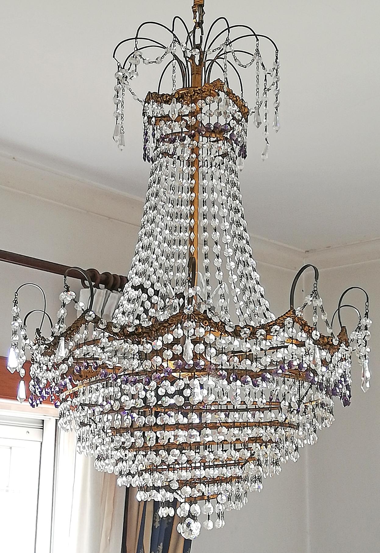 Doré Lustre Empire, cristal taillé en améthyste et bronze à 8 lumières. en vente