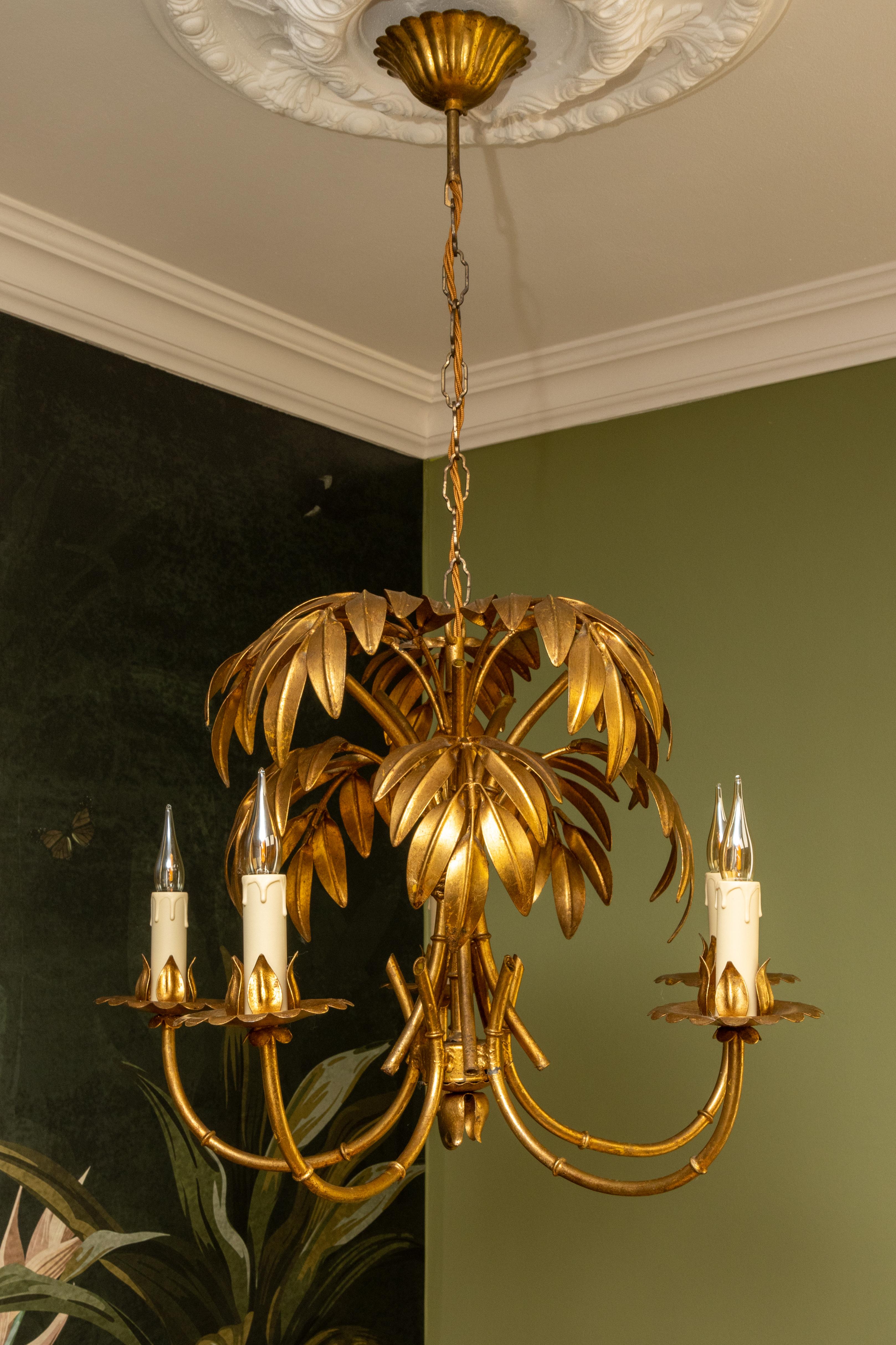 French Hollywood Regency Gilt Metal Bamboo Palm Five-Light Chandelier, ca. 1950s In Good Condition In Barntrup, DE