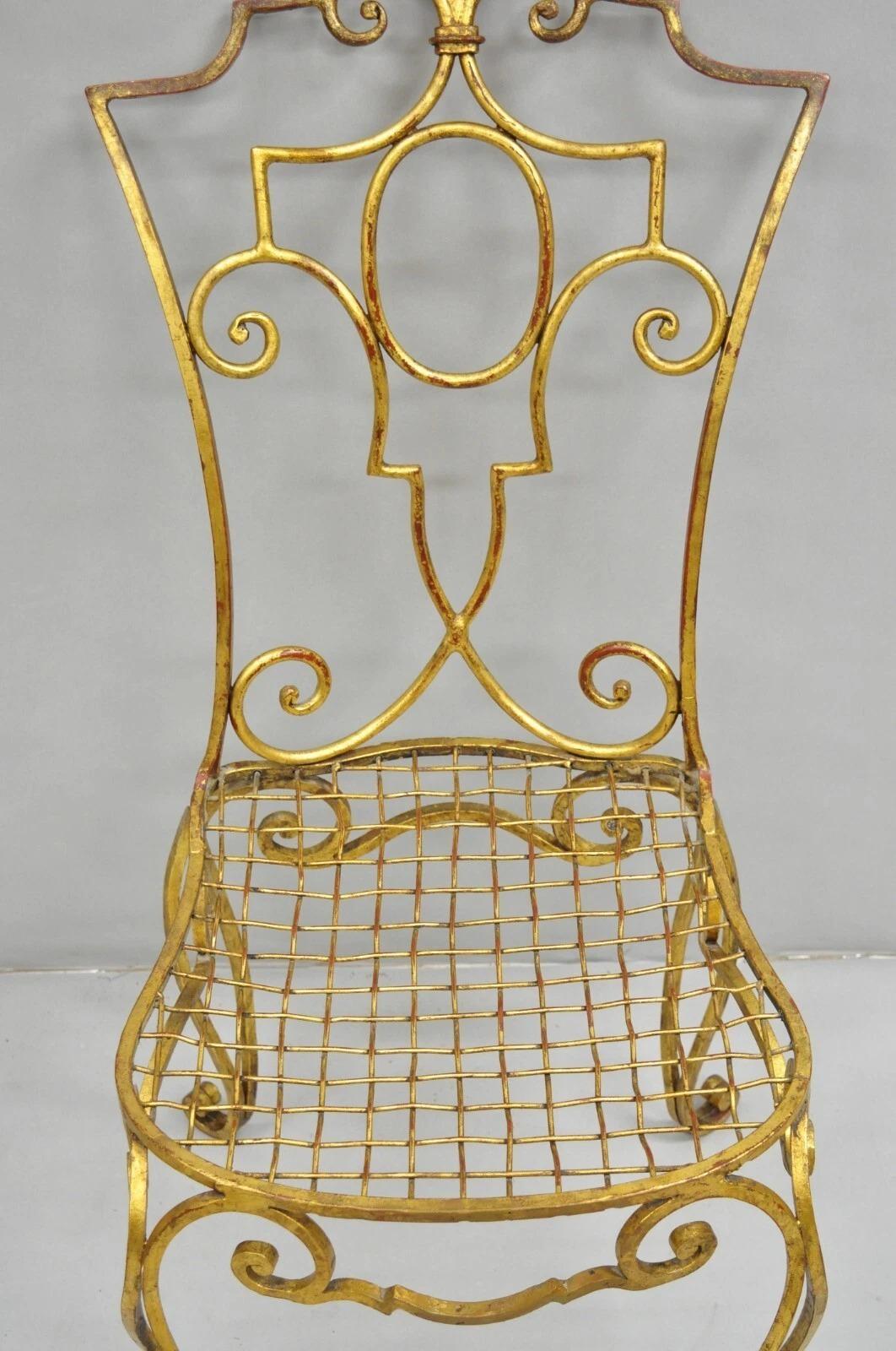 Sedia laterale francese Hollywood Regency in ferro dorato di Jean-Charles Moreux. Circa metà del XX secolo. Misure: 37