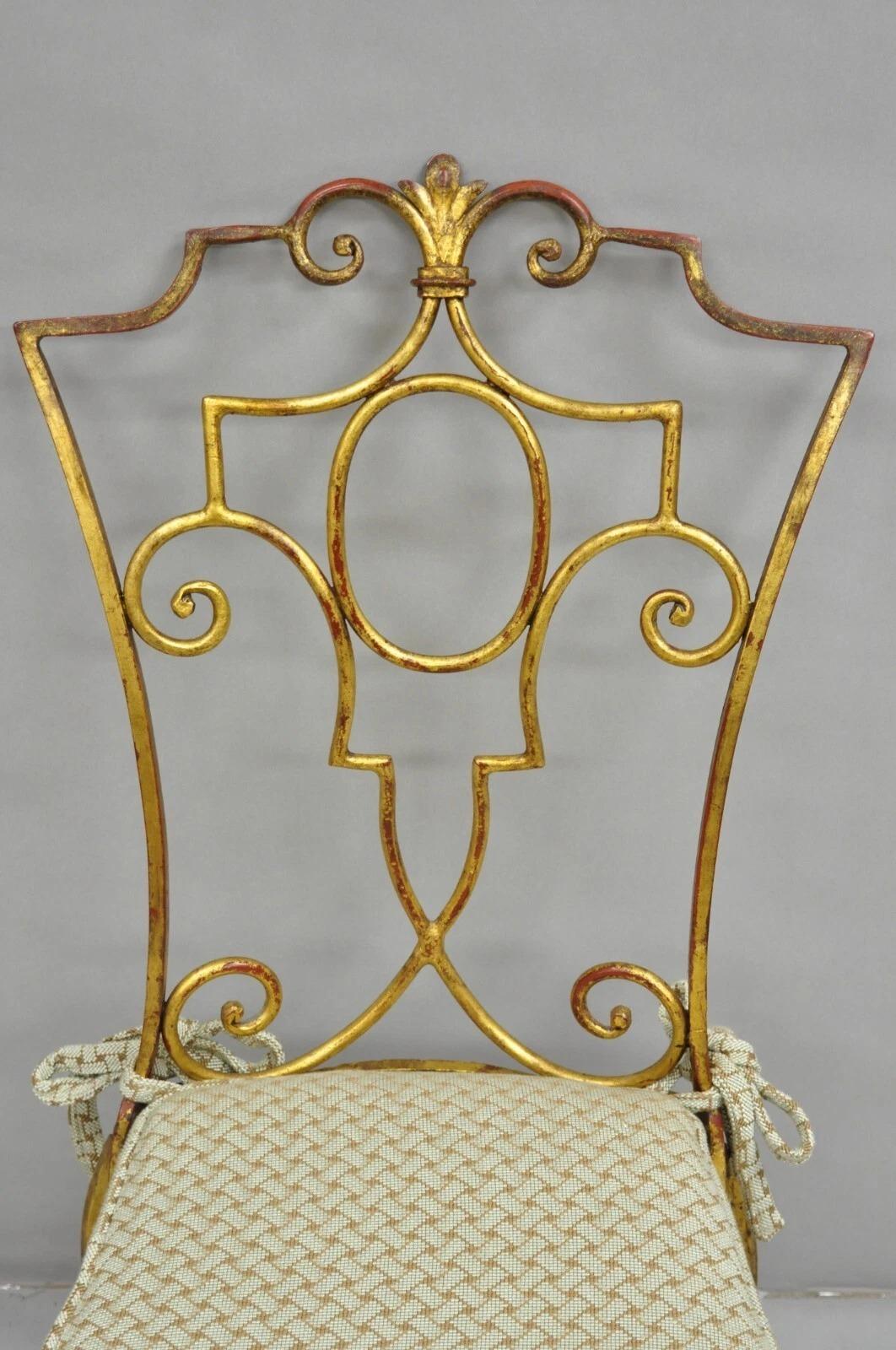 Sconosciuto Sedia da fianco francese Hollywood Regency in ferro dorato stile Jean-Charles Moreux in vendita