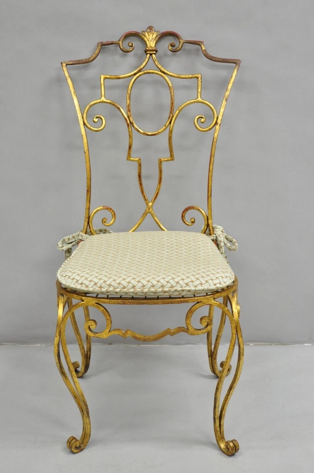 Sedia da fianco francese Hollywood Regency in ferro dorato stile Jean-Charles Moreux In condizioni buone in vendita a Philadelphia, PA