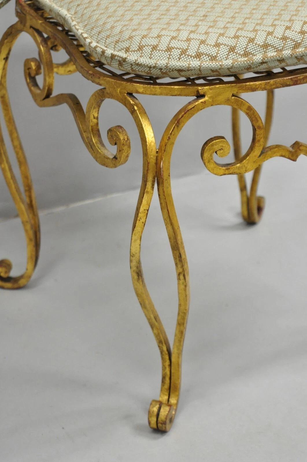 Sedia da fianco francese Hollywood Regency in ferro dorato stile Jean-Charles Moreux in vendita 1