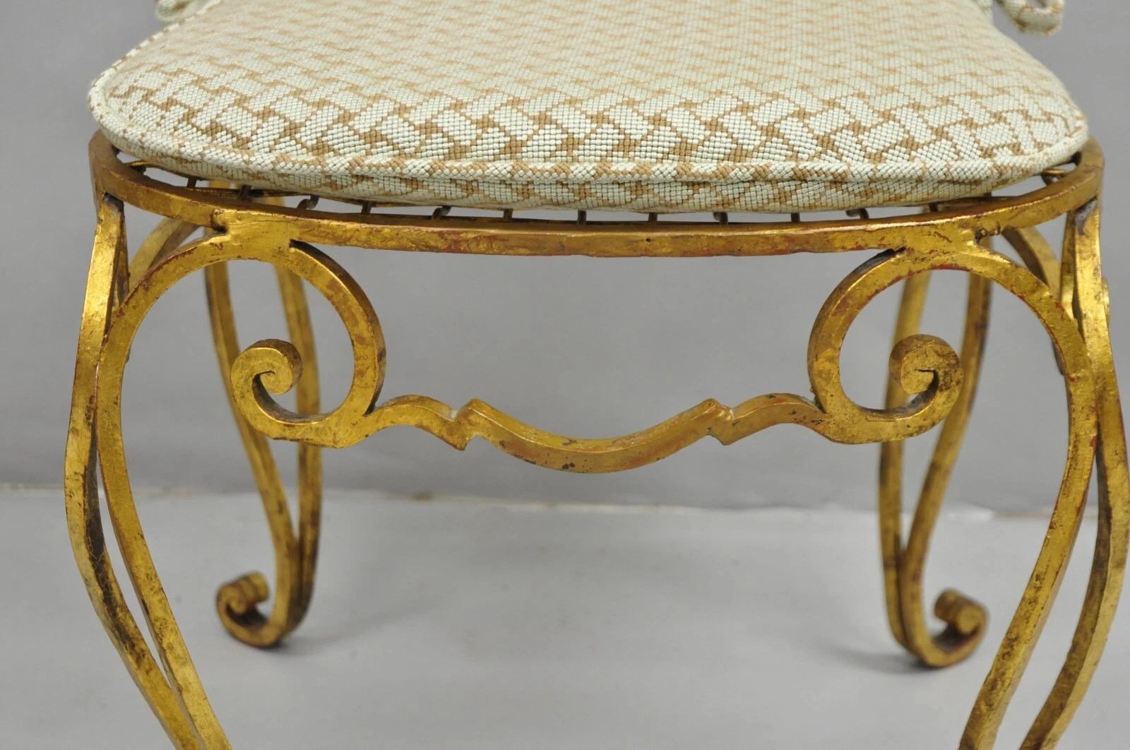 Sedia da fianco francese Hollywood Regency in ferro dorato stile Jean-Charles Moreux in vendita 2