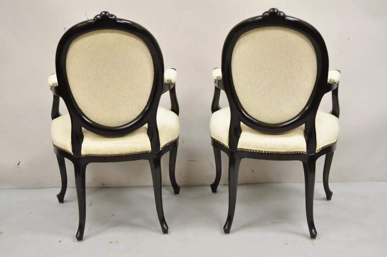 Poltrone francesi Hollywood Regency stile Luigi XV in mogano con schienale ovale - una coppia in vendita 4