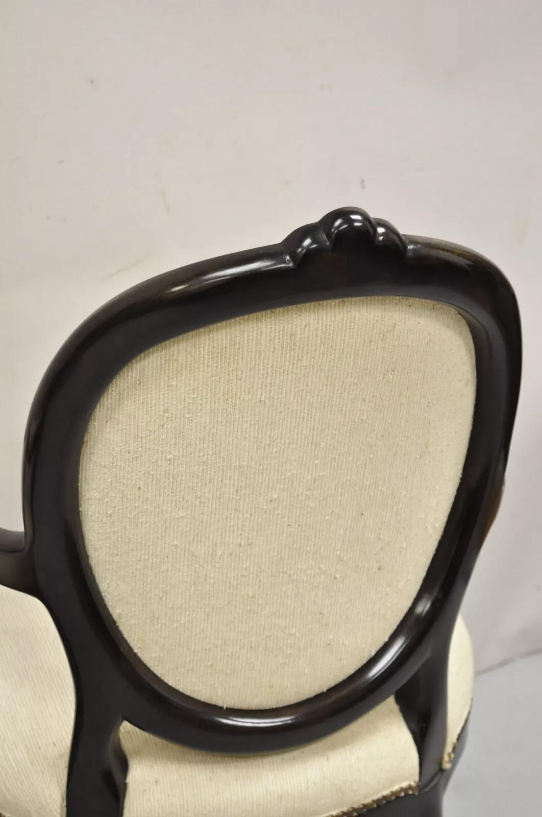 Poltrone francesi Hollywood Regency stile Luigi XV in mogano con schienale ovale - una coppia in vendita 5