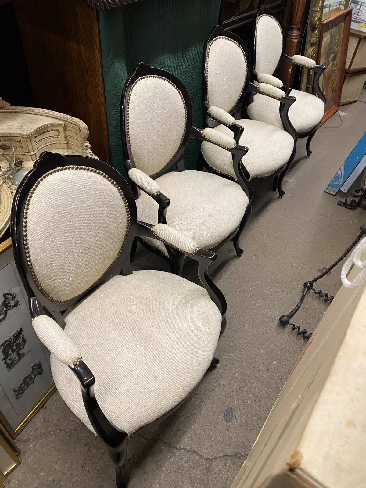 Poltrone francesi Hollywood Regency stile Luigi XV in mogano con schienale ovale - una coppia in vendita 6