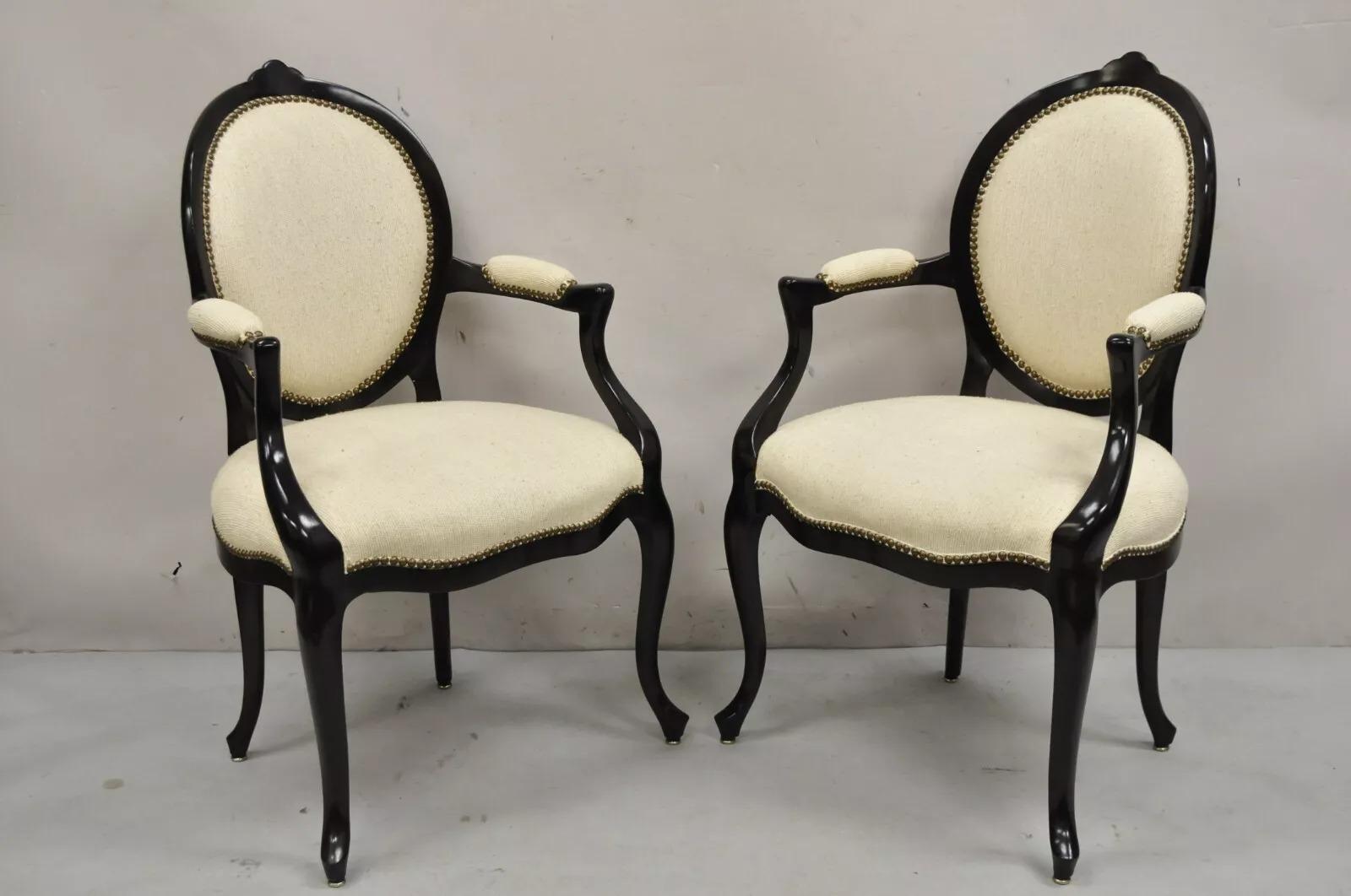Decoratore francese Hollywood Regency stile Luigi XV Poltrone con schienale ovale - una coppia. L'articolo è caratterizzato da una struttura in legno massiccio di mogano con tinta marrone scuro/rossa, imbottitura in lana d'avena, linee pulite e