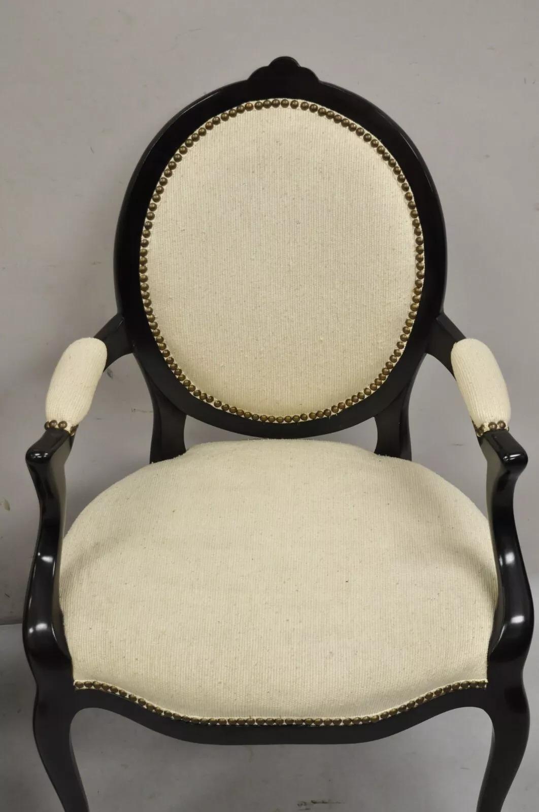 Sconosciuto Poltrone francesi Hollywood Regency stile Luigi XV in mogano con schienale ovale - una coppia in vendita