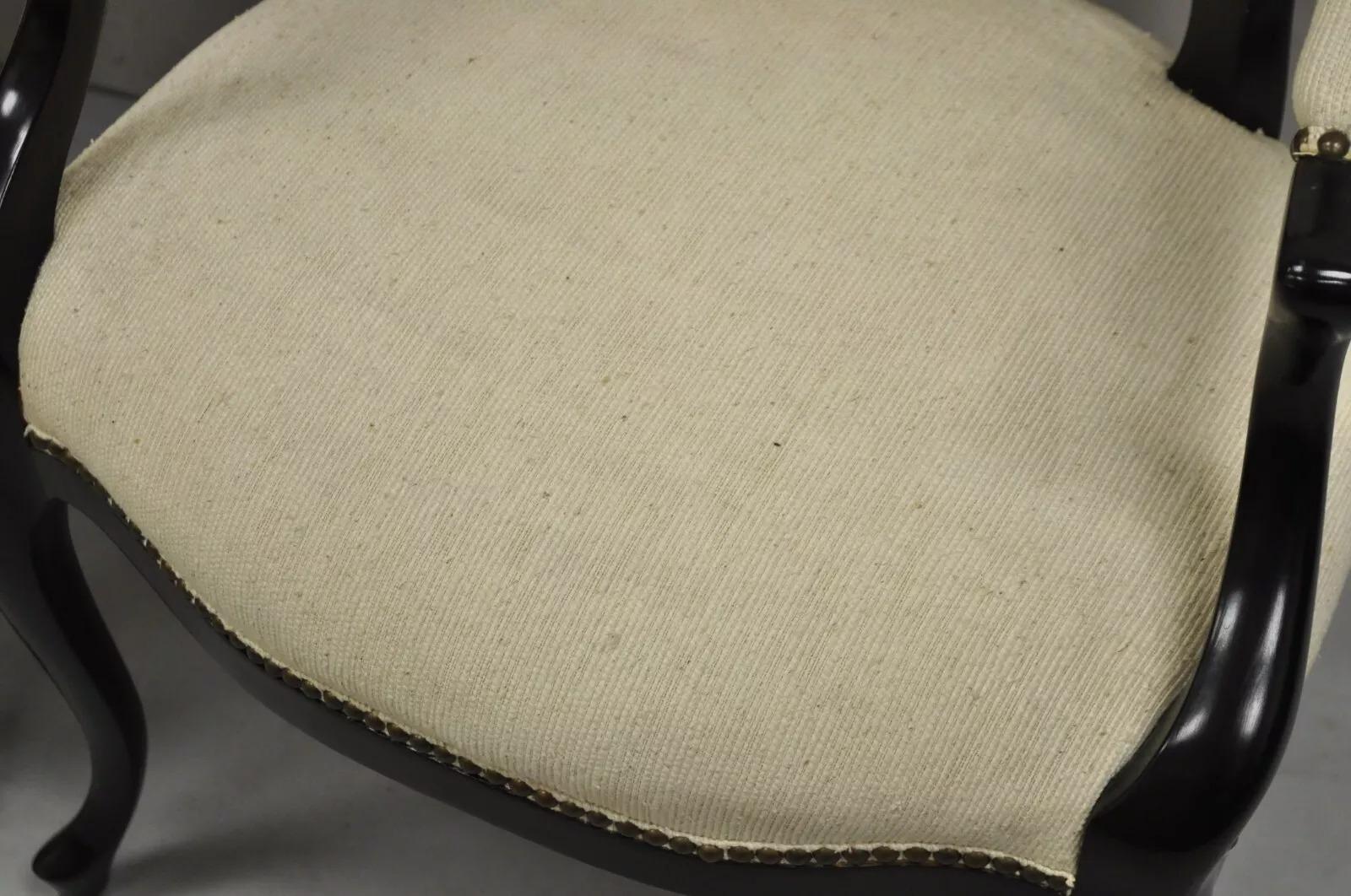 Poltrone francesi Hollywood Regency stile Luigi XV in mogano con schienale ovale - una coppia in vendita 1