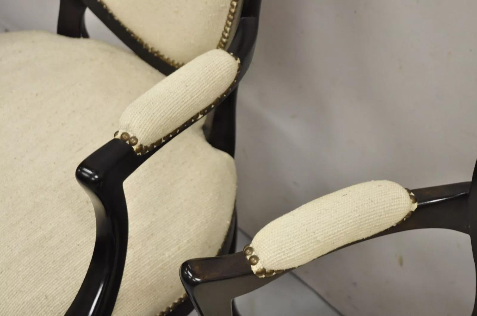 Poltrone francesi Hollywood Regency stile Luigi XV in mogano con schienale ovale - una coppia in vendita 3