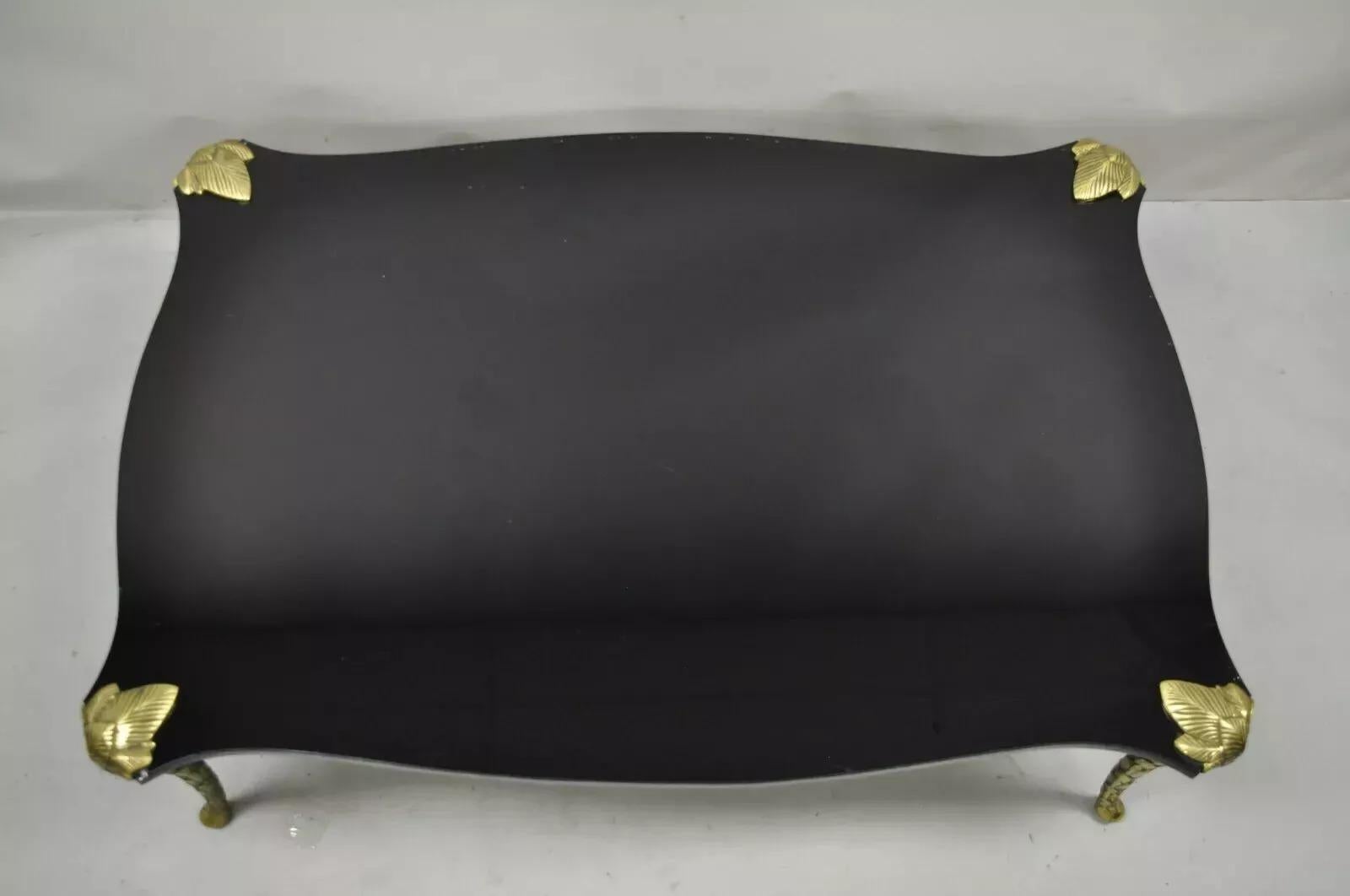 Vintage French Hollywood Regency Maison Bagues Bronze Acanthus Faux Bois Coffee Table. Cet article se caractérise par des pieds en faux bois d'acanthe en bronze massif, un plateau épais en verre noir façonné, une fabrication de qualité, un style et