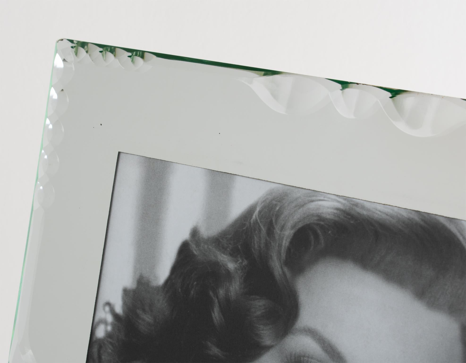 Milieu du XXe siècle Cadre à photo en verre miroité de style régence hollywoodienne, circa 1940 en vente