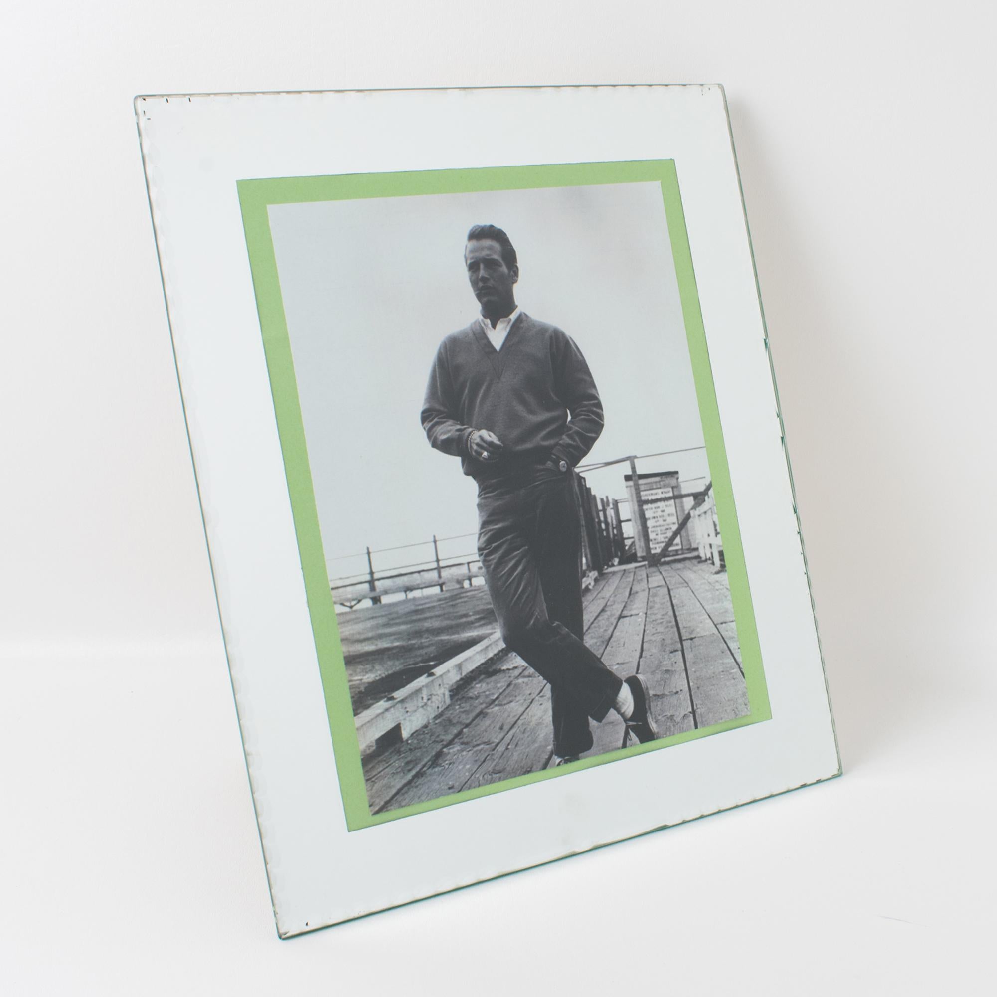 Ce cadre français exquis présente des bords biseautés en miroir argenté avec des biseaux géométriques profonds. Vous avez la possibilité de positionner le cadre photo en orientation portrait ou paysage. Le dos et le chevalet sont sur du papier suédé