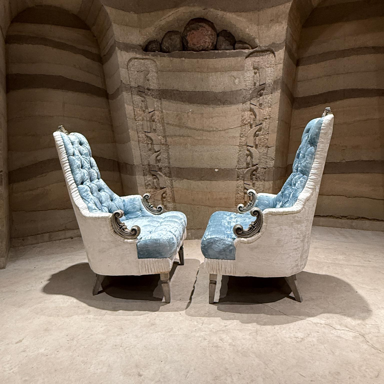 Coppia di poltrone originali francesi Hollywood Regency in velluto blu e bianco in vendita 5