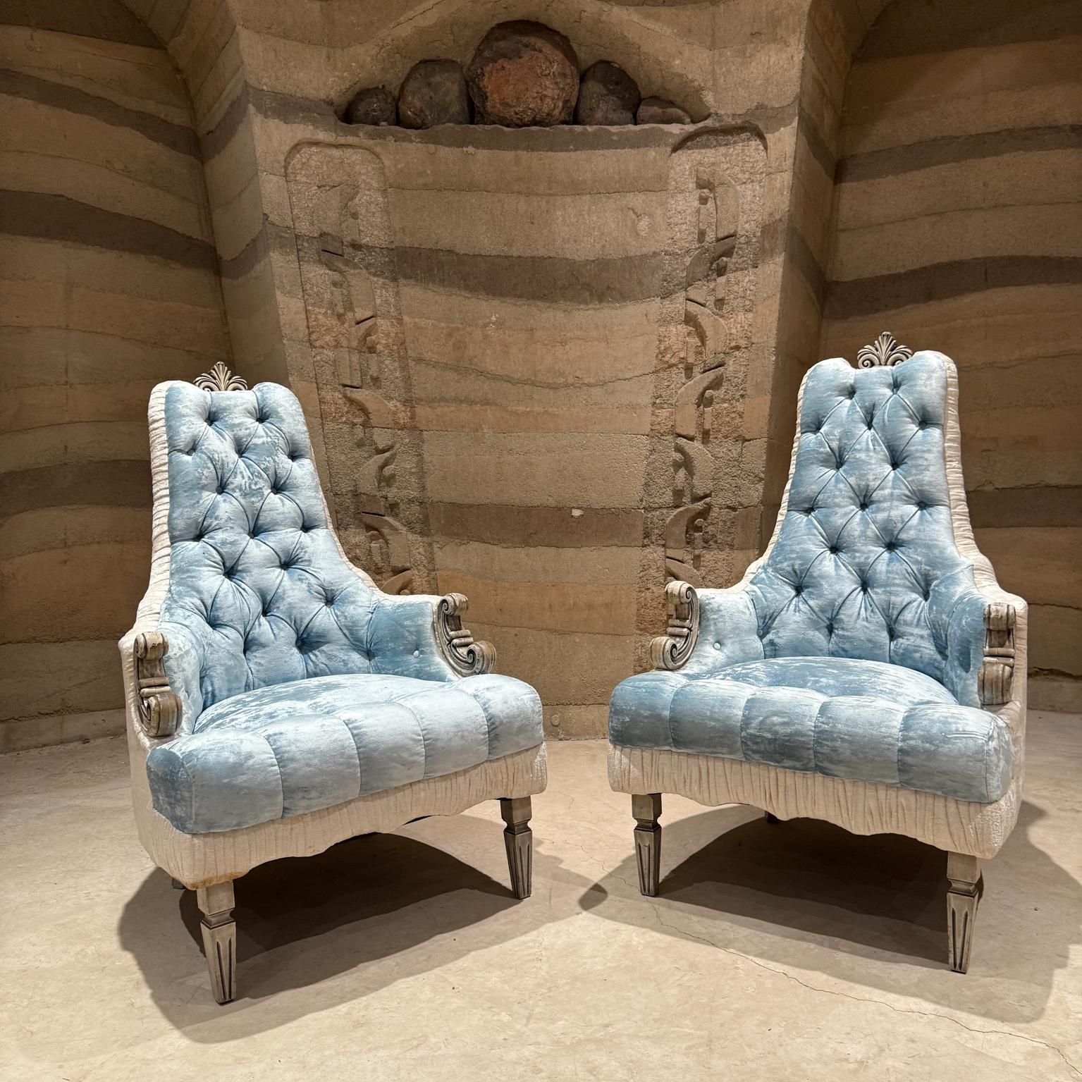 Per la tua considerazione, una coppia di poltrone del periodo Hollywood Regency. Originale non restaurata.    Tappezzeria con velluto azzurro e bianco. Non marcato, non è presente alcuna Label del produttore.  
Bellissimo design, molto confortevole.