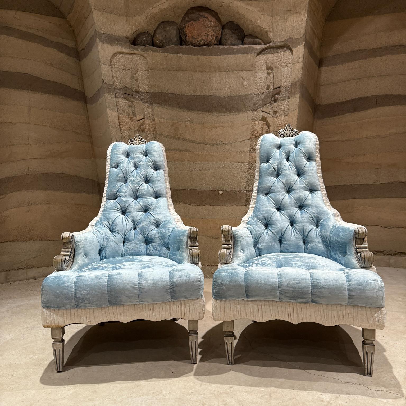 Europeo Coppia di poltrone originali francesi Hollywood Regency in velluto blu e bianco in vendita