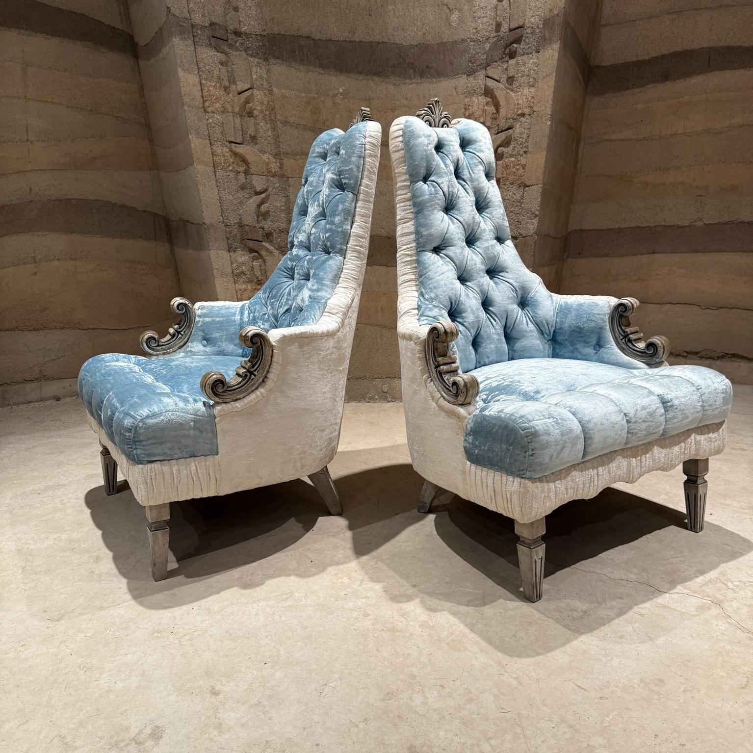 Velluto Coppia di poltrone originali francesi Hollywood Regency in velluto blu e bianco in vendita