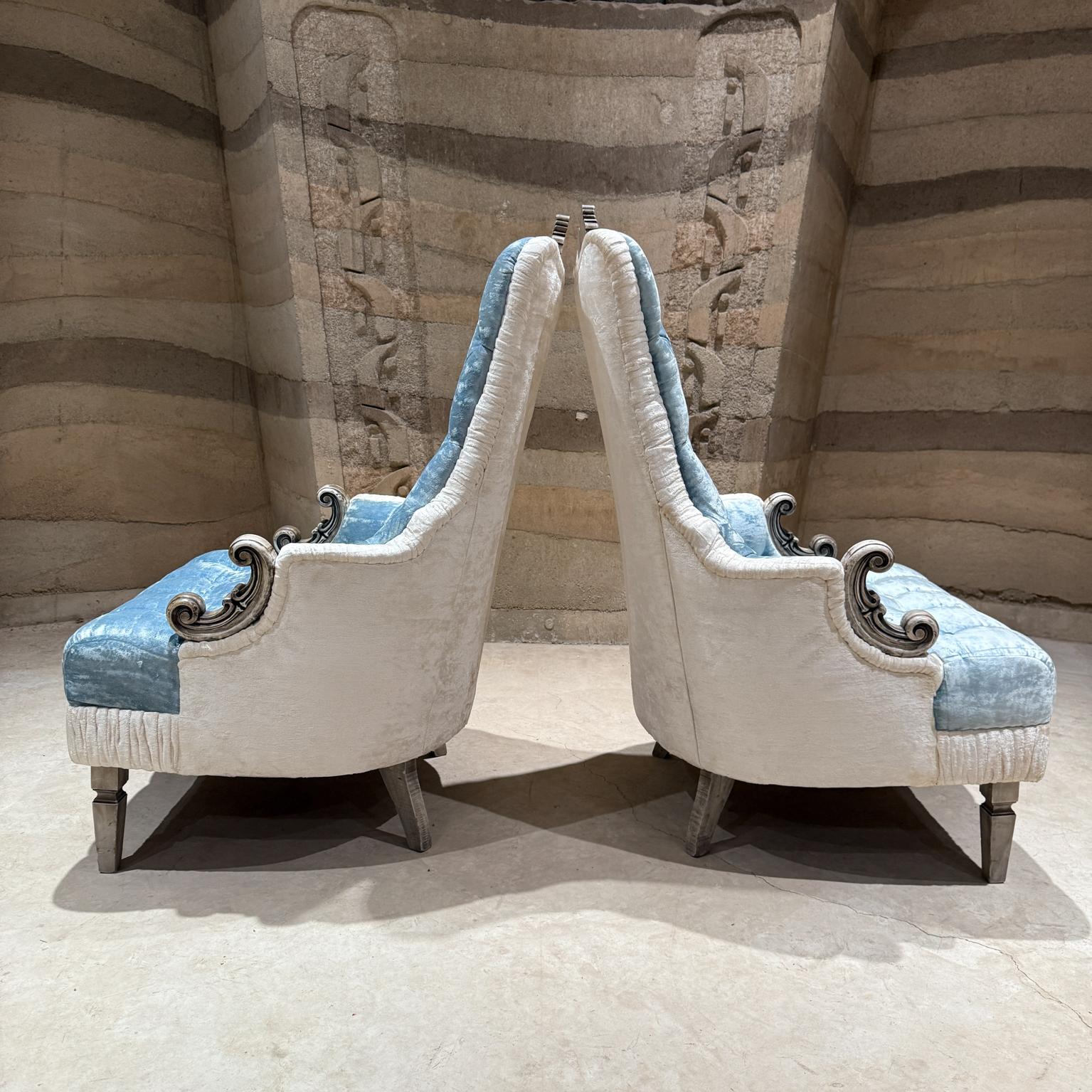 Coppia di poltrone originali francesi Hollywood Regency in velluto blu e bianco in vendita 1