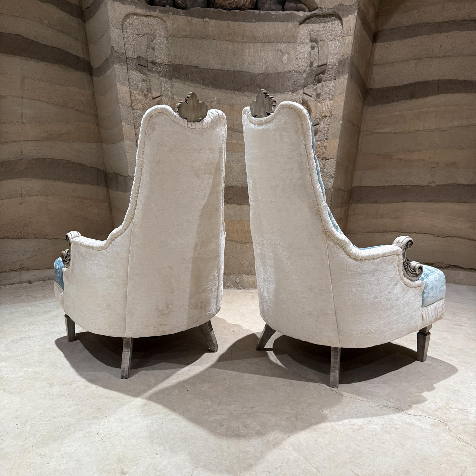 Coppia di poltrone originali francesi Hollywood Regency in velluto blu e bianco in vendita 2