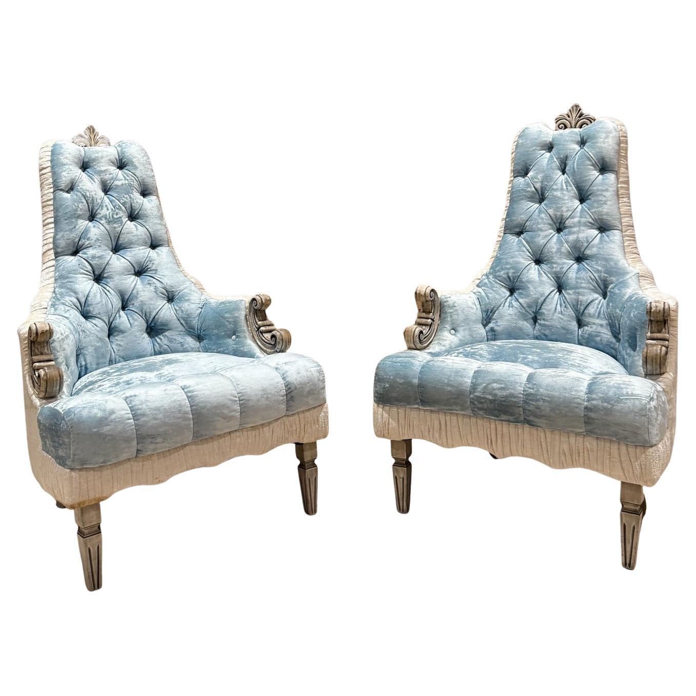 Coppia di poltrone originali francesi Hollywood Regency in velluto blu e bianco